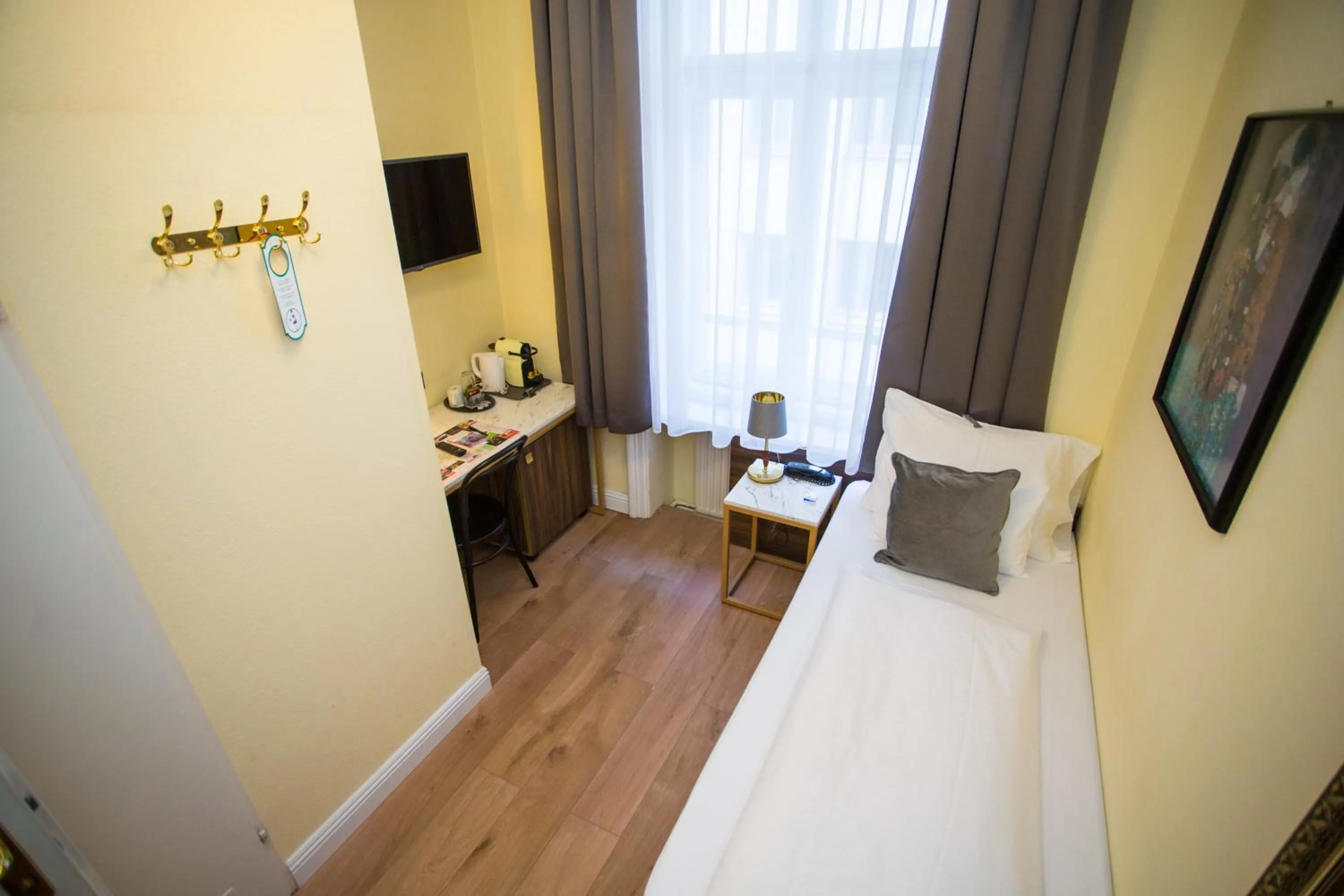 Photo of the whole room, Bed in City Pension Stephansplatz I Self Check In