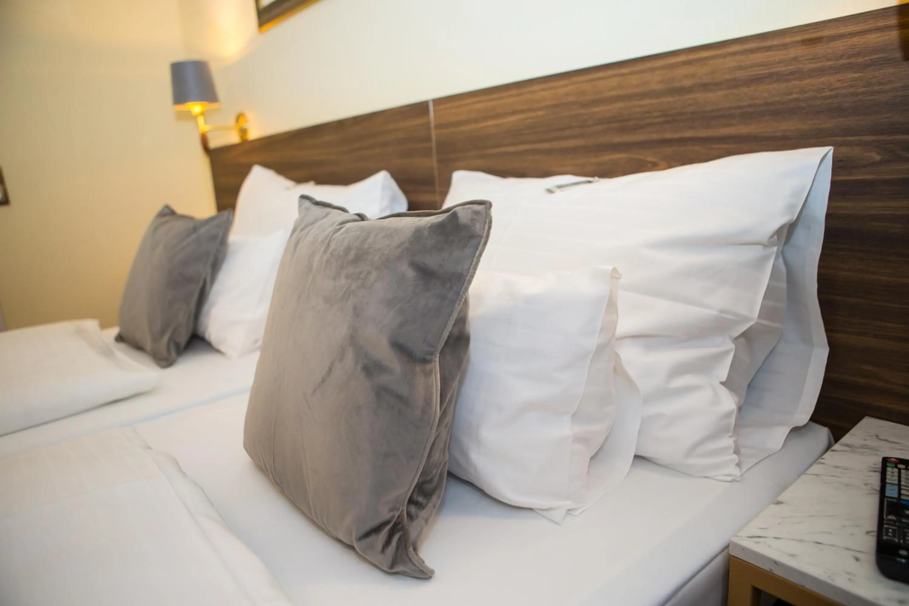 Photo of the whole room, Bed in City Pension Stephansplatz I Self Check In