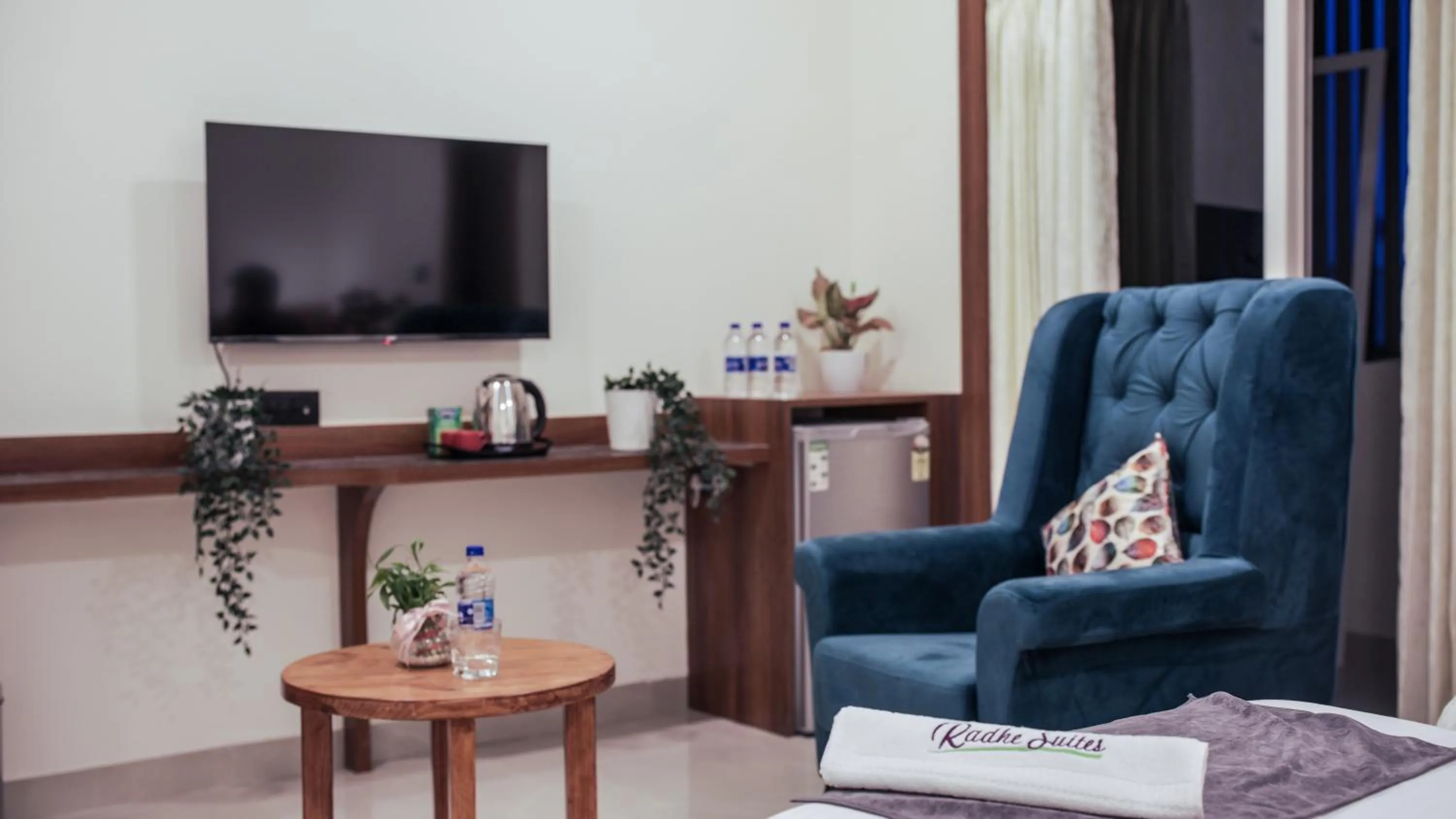 Communal lounge/ TV room in Radhe Suites