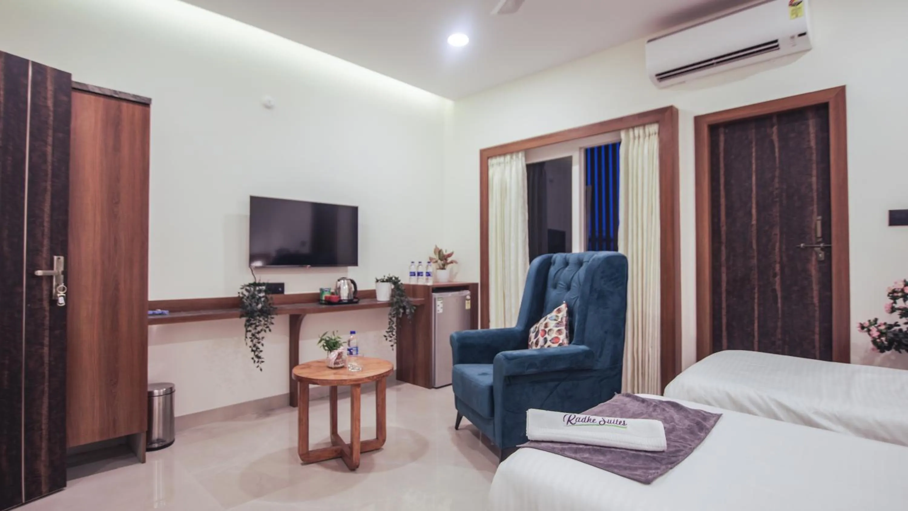 TV and multimedia, Bed in Radhe Suites