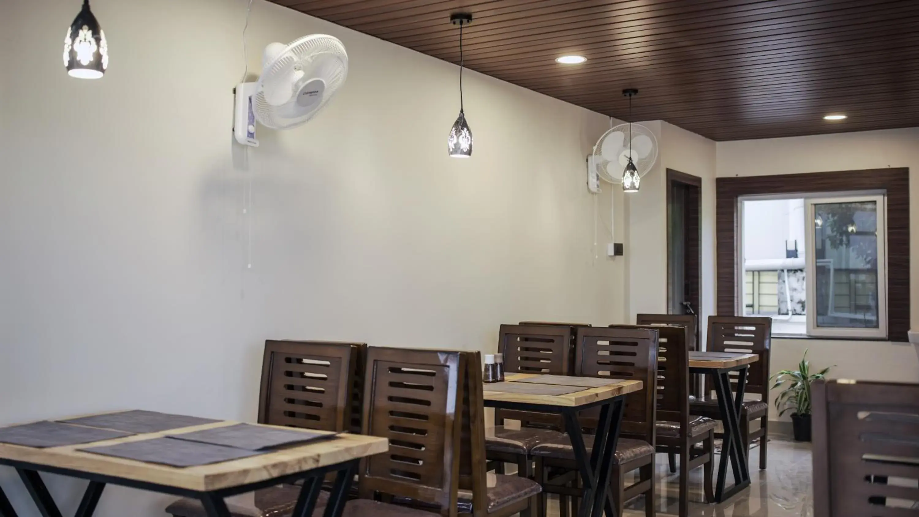 Restaurant/places to eat in Radhe Suites Restaurant/places to eat in Radhe Suites