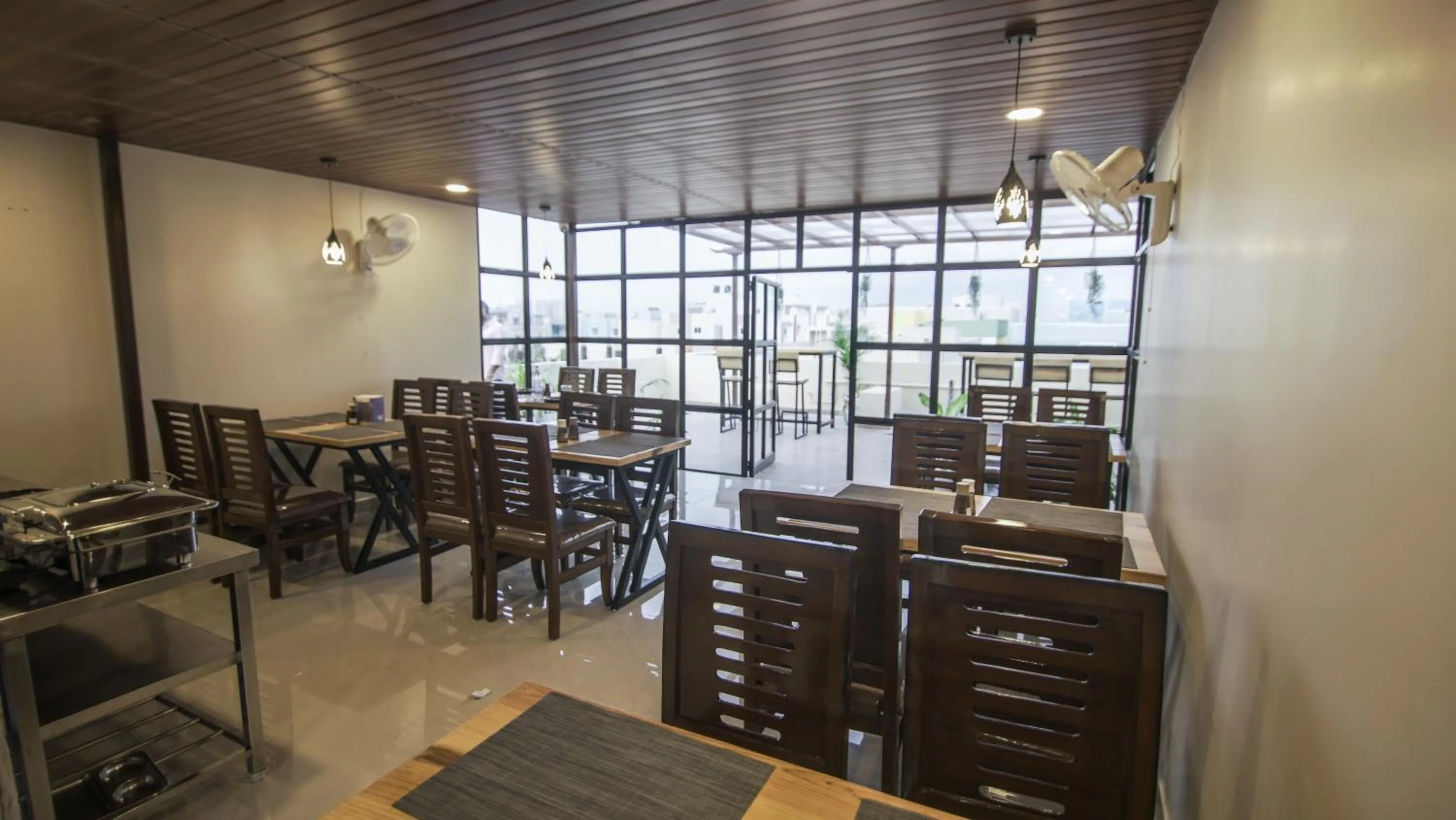 Restaurant/places to eat in Radhe Suites