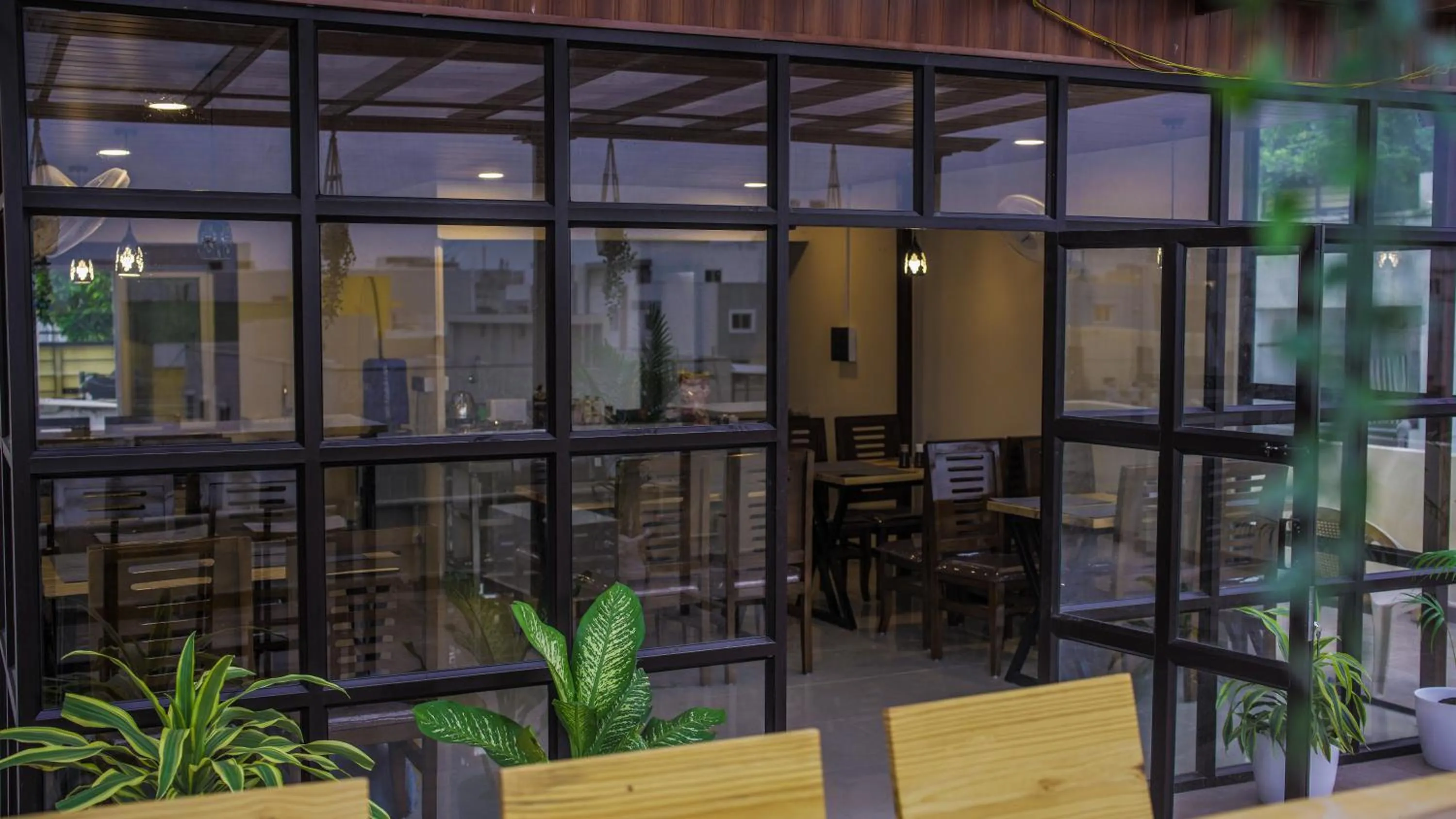 Restaurant/places to eat in Radhe Suites