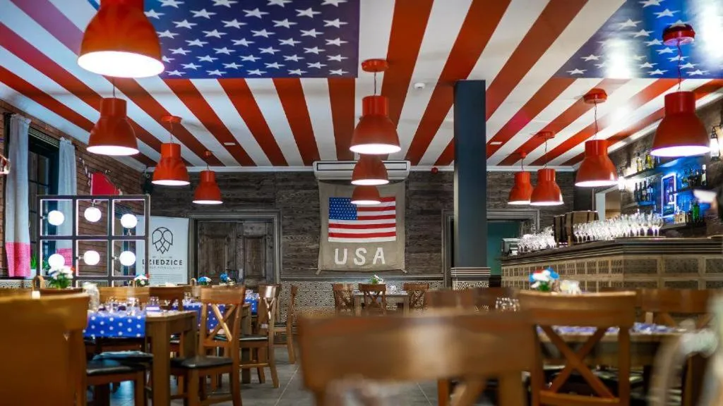 Restaurant/places to eat in Hotel Texas***