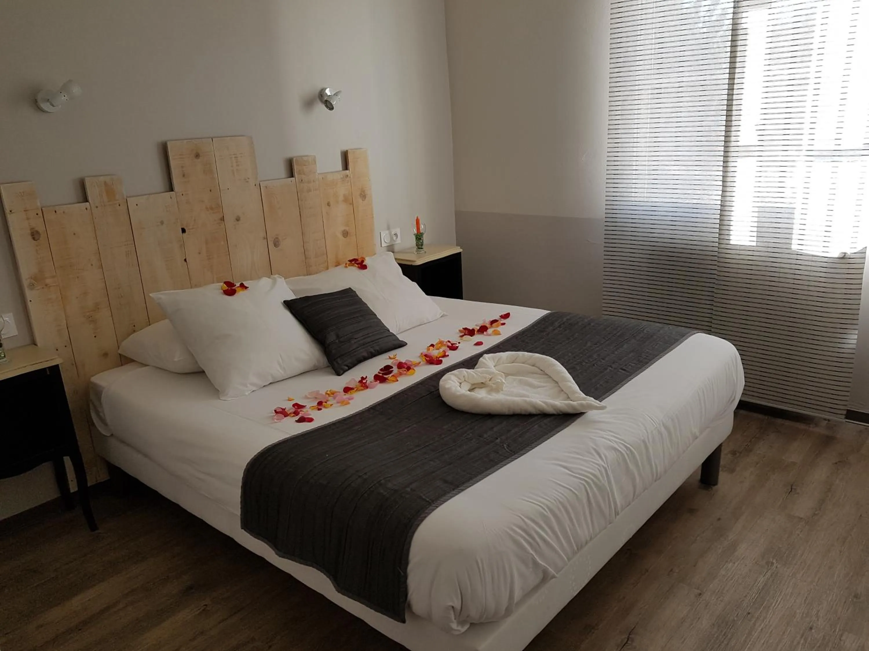 Photo of the whole room, Bed in Logis Le Nid du Pont de Gau