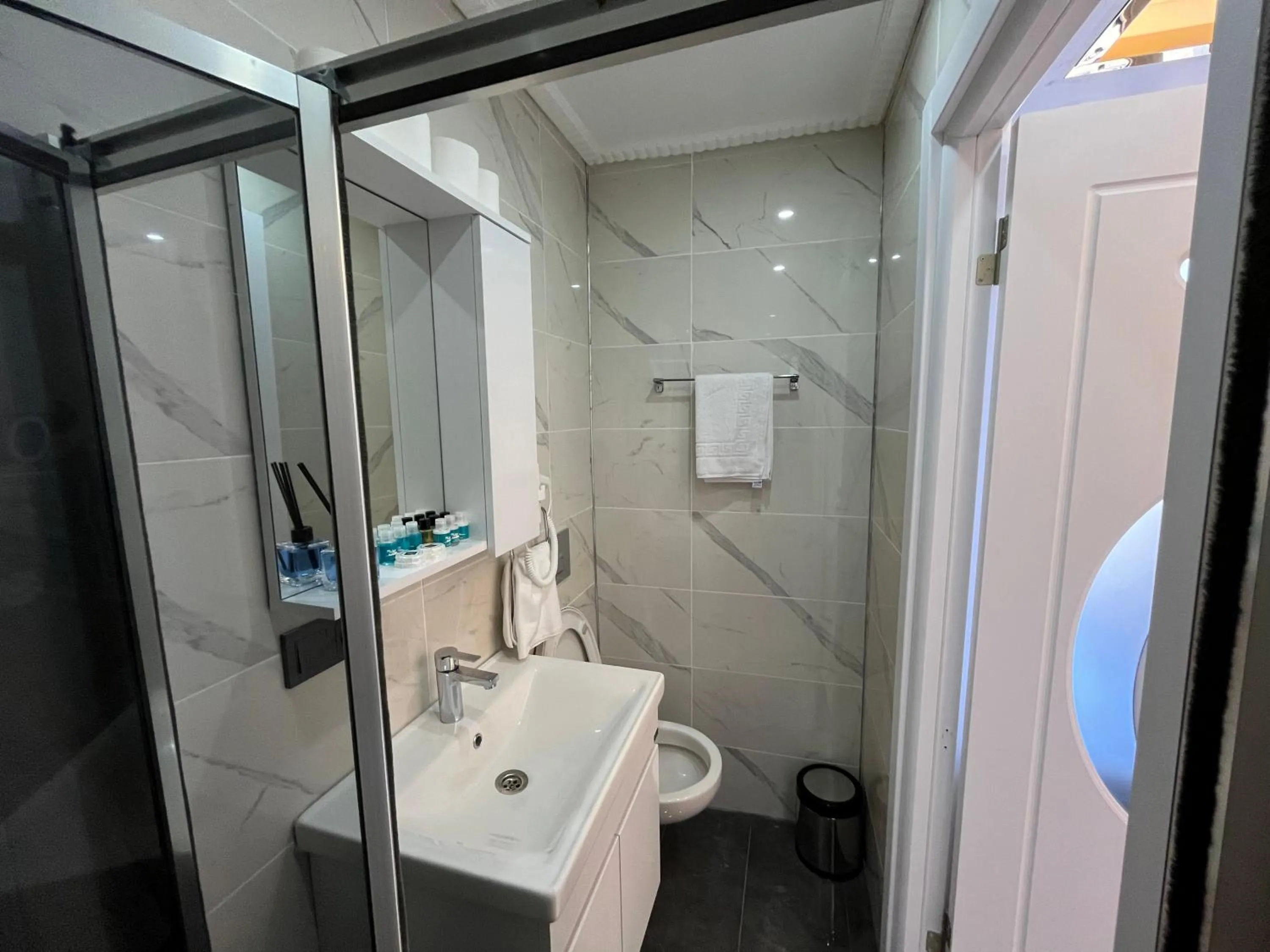 Shower in Lale Sultan Hotel