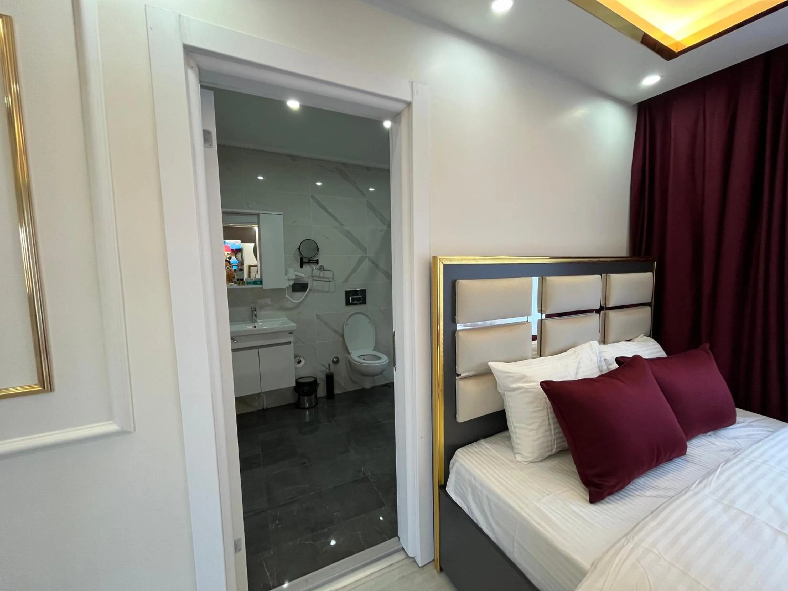 Bathroom, Bed in Lale Sultan Hotel