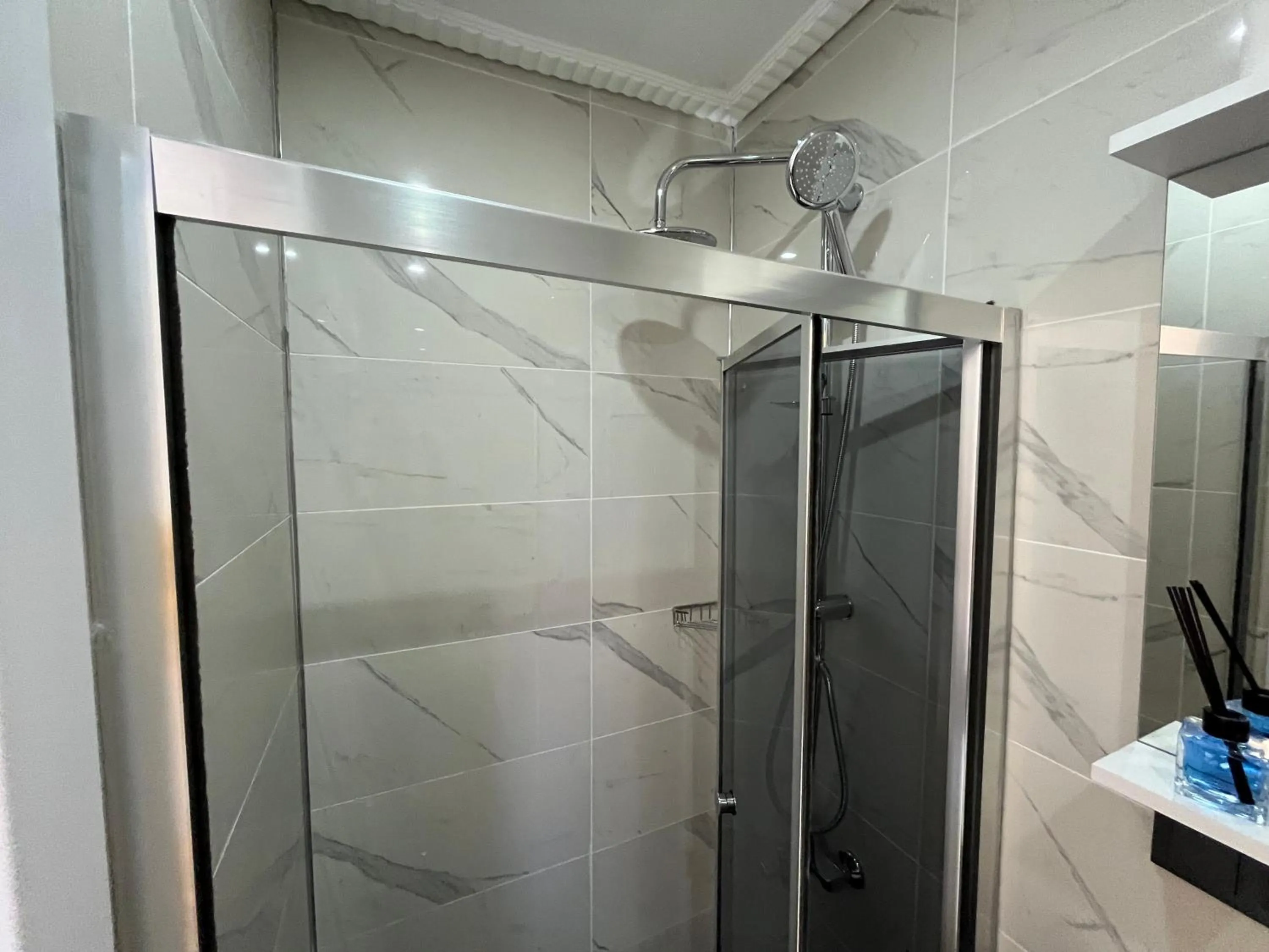 Shower in Lale Sultan Hotel