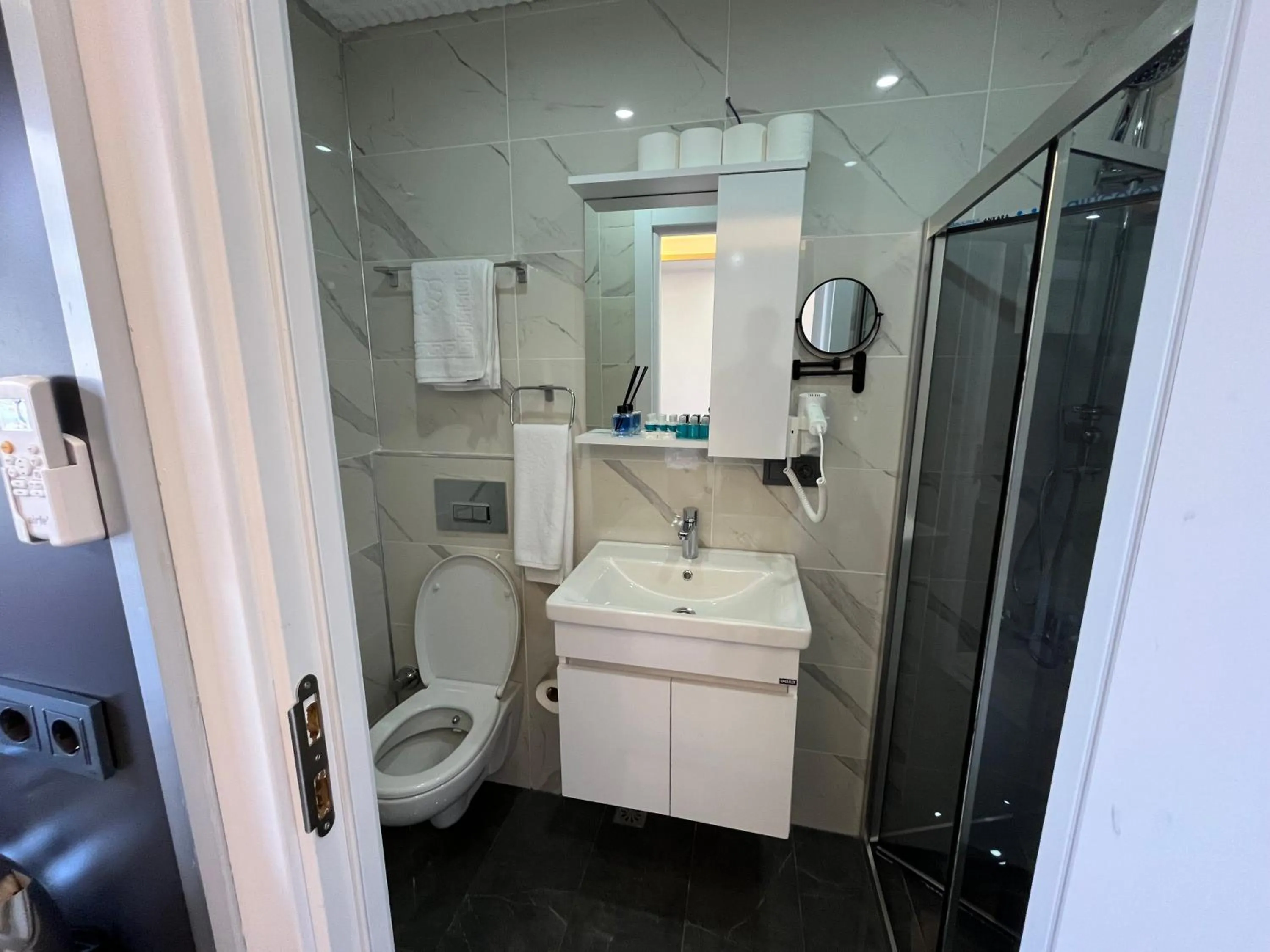 Shower in Lale Sultan Hotel