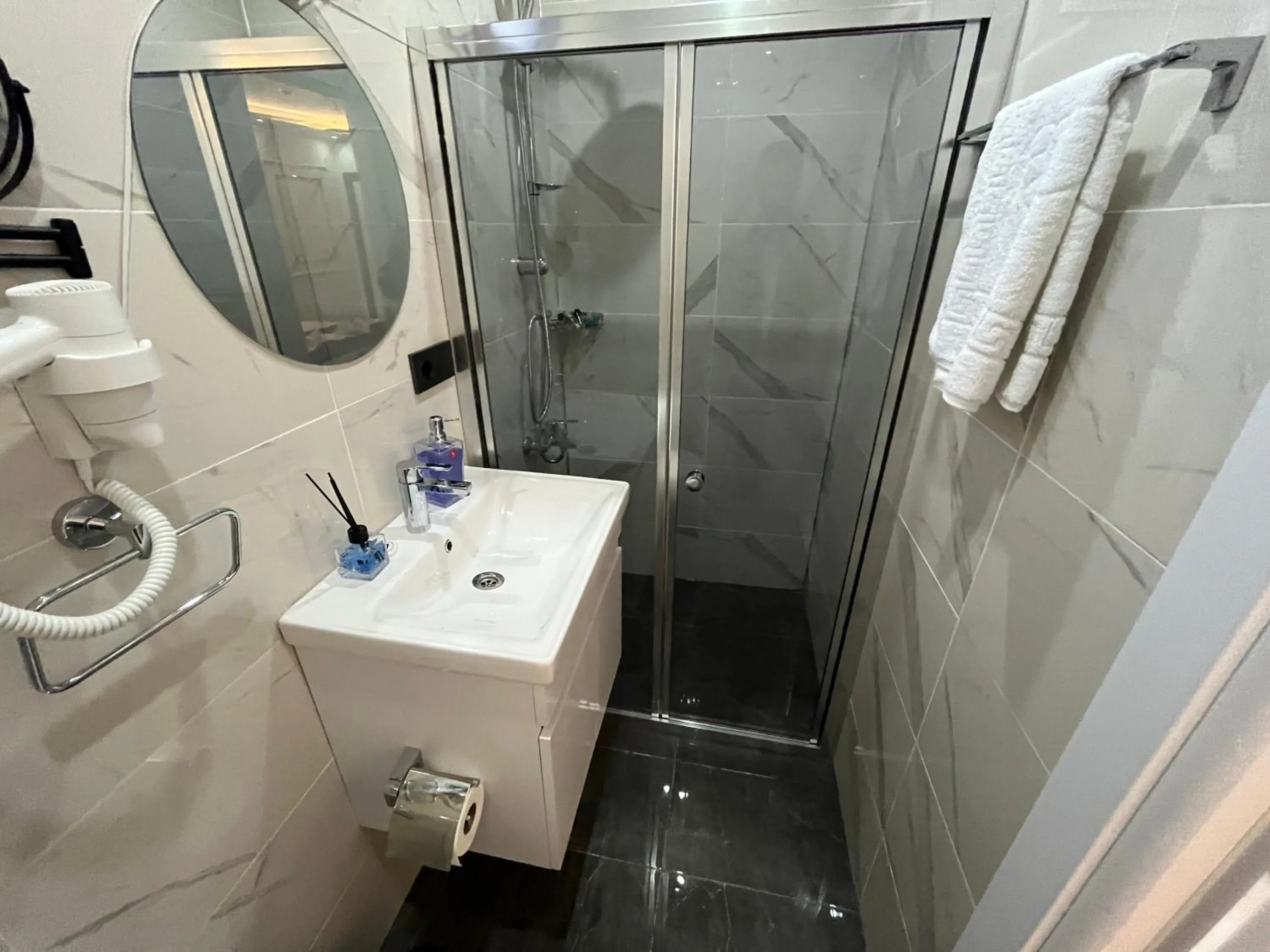 Shower in Lale Sultan Hotel