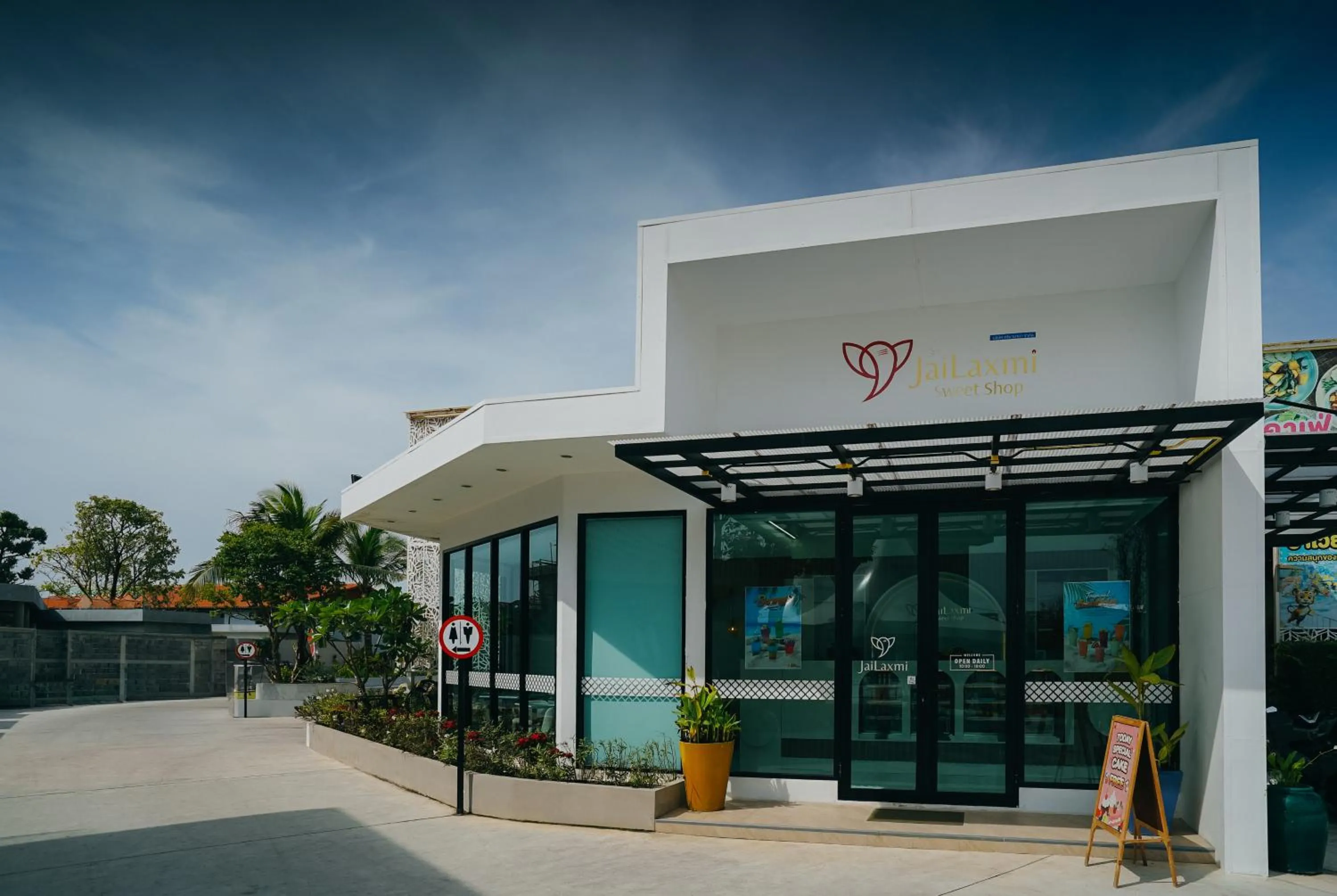 Restaurant/places to eat in Rawayana Central Park Villas