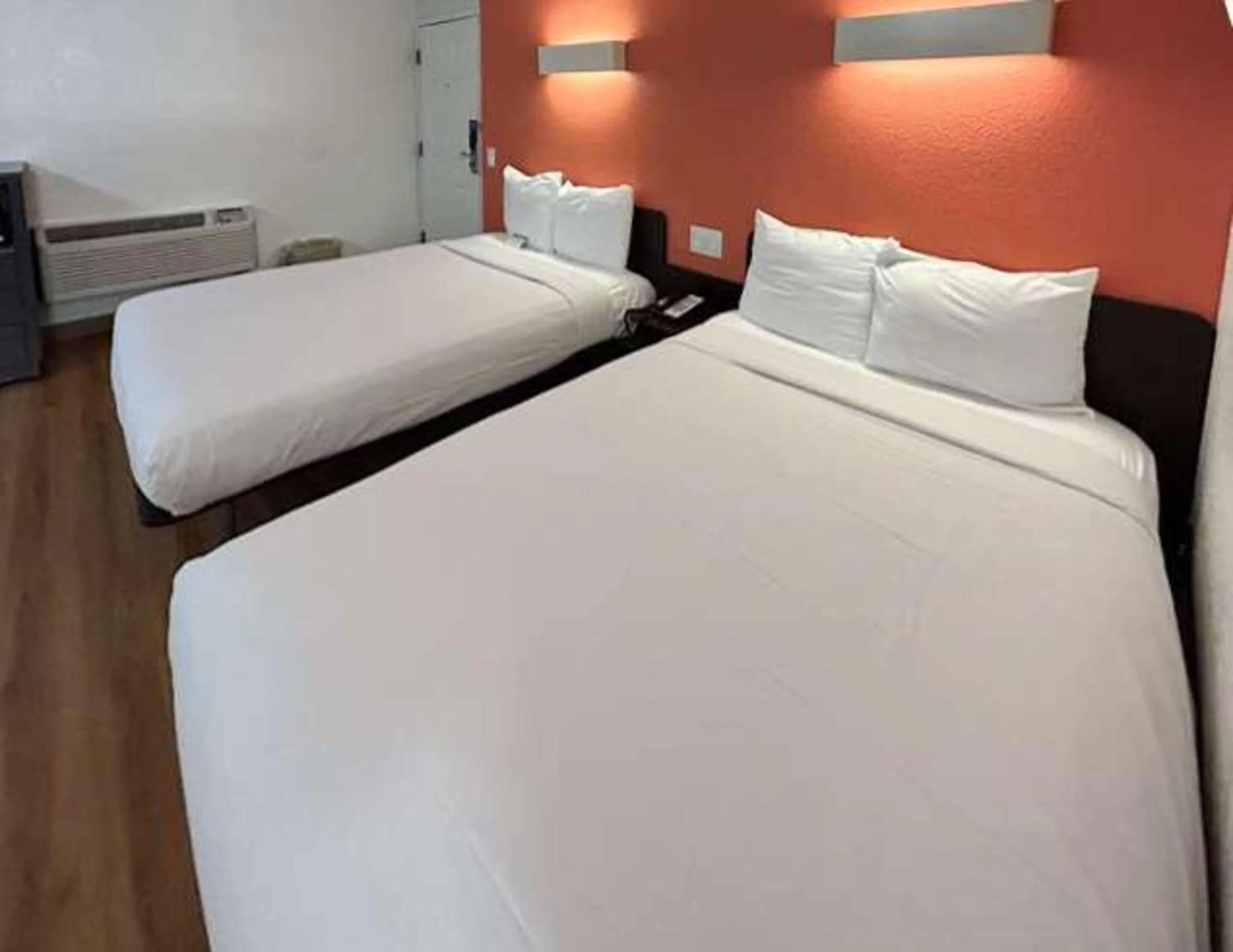 Bedroom, Bed in Studio 6 Suites - Riverside, CA South