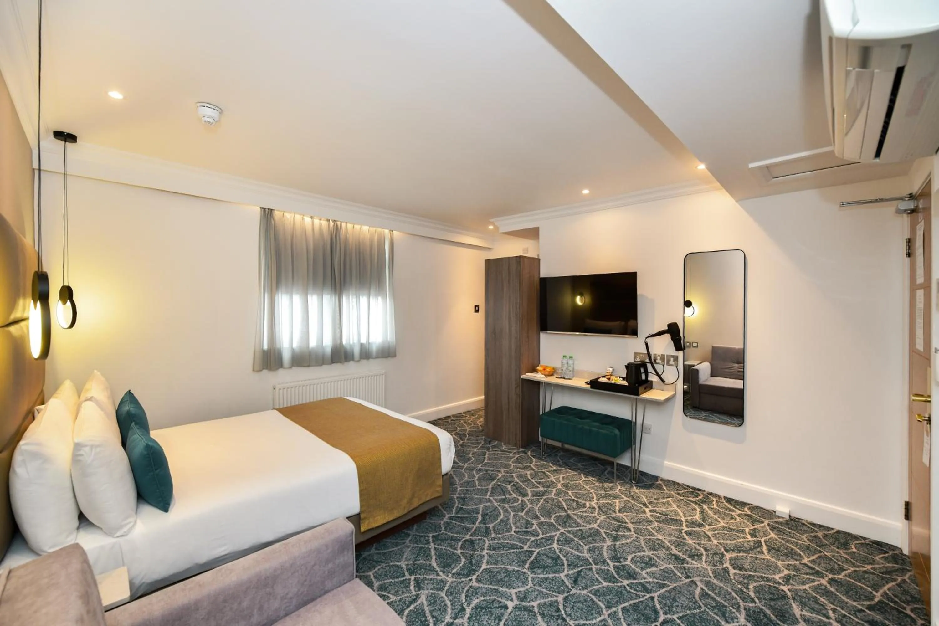 Bed in Queens Park Premier London Hyde Park