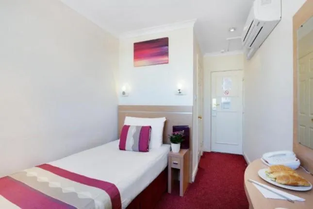 Bedroom, Bed in Queens Park Premier London Hyde Park