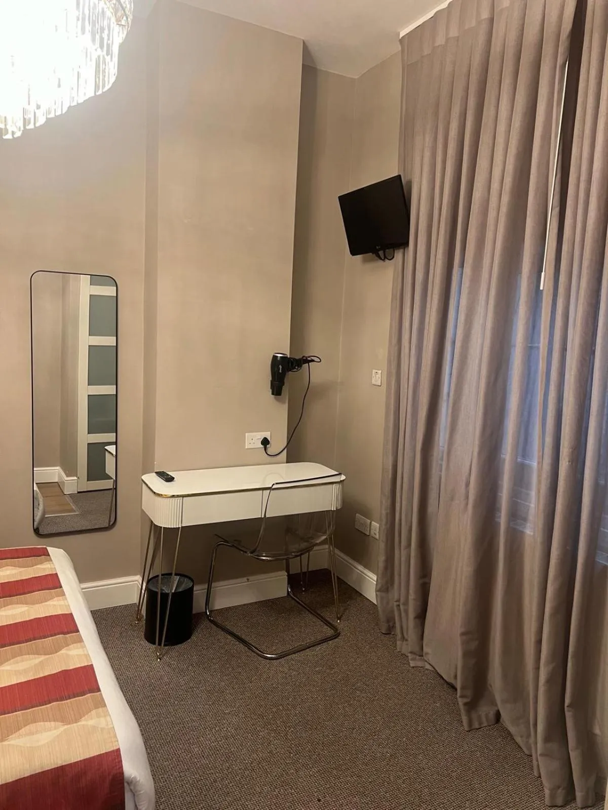 Bed in Queens Park Premier London Hyde Park