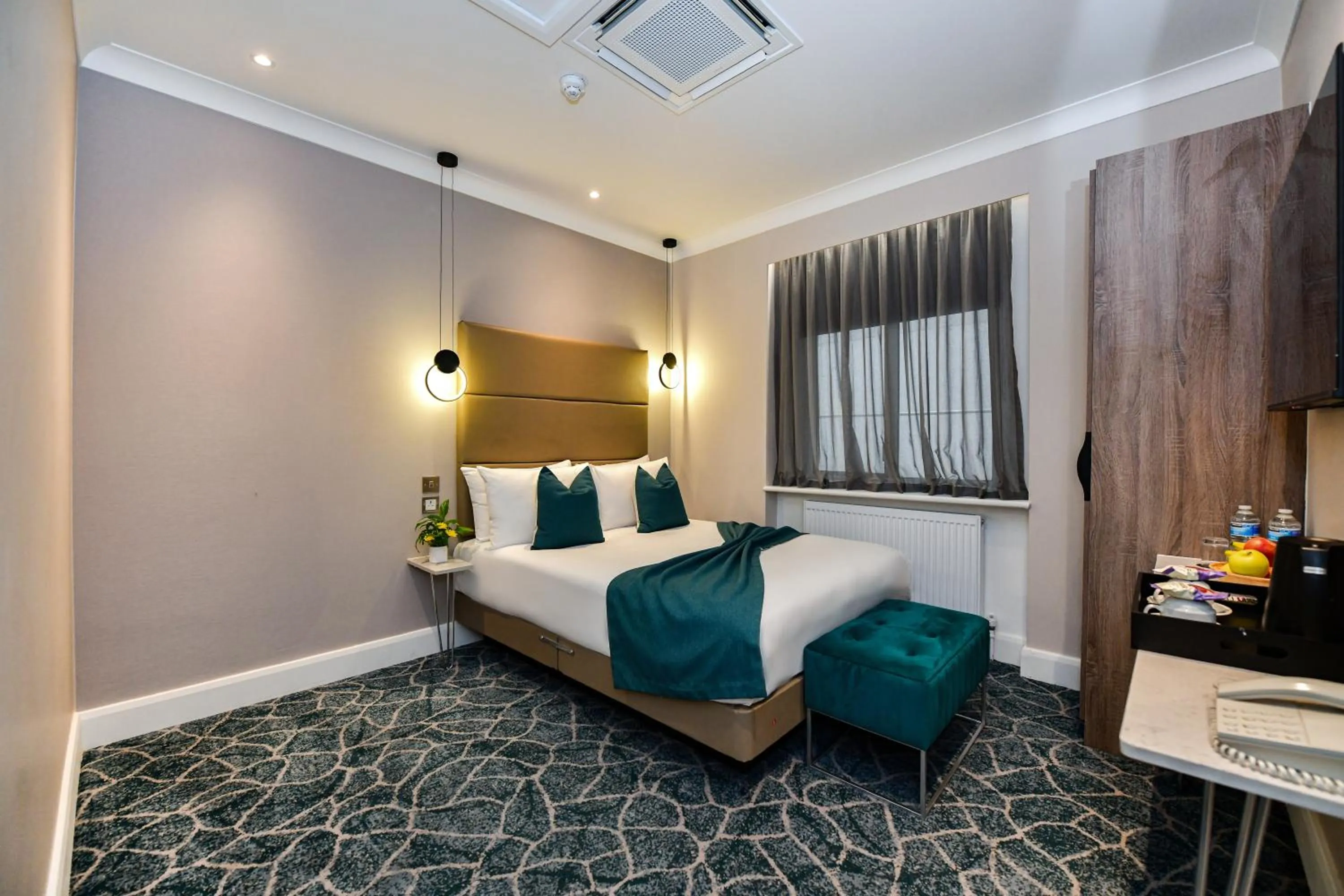 Bed in Queens Park Premier London Hyde Park