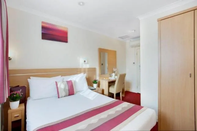 Bedroom, Bed in Queens Park Premier London Hyde Park