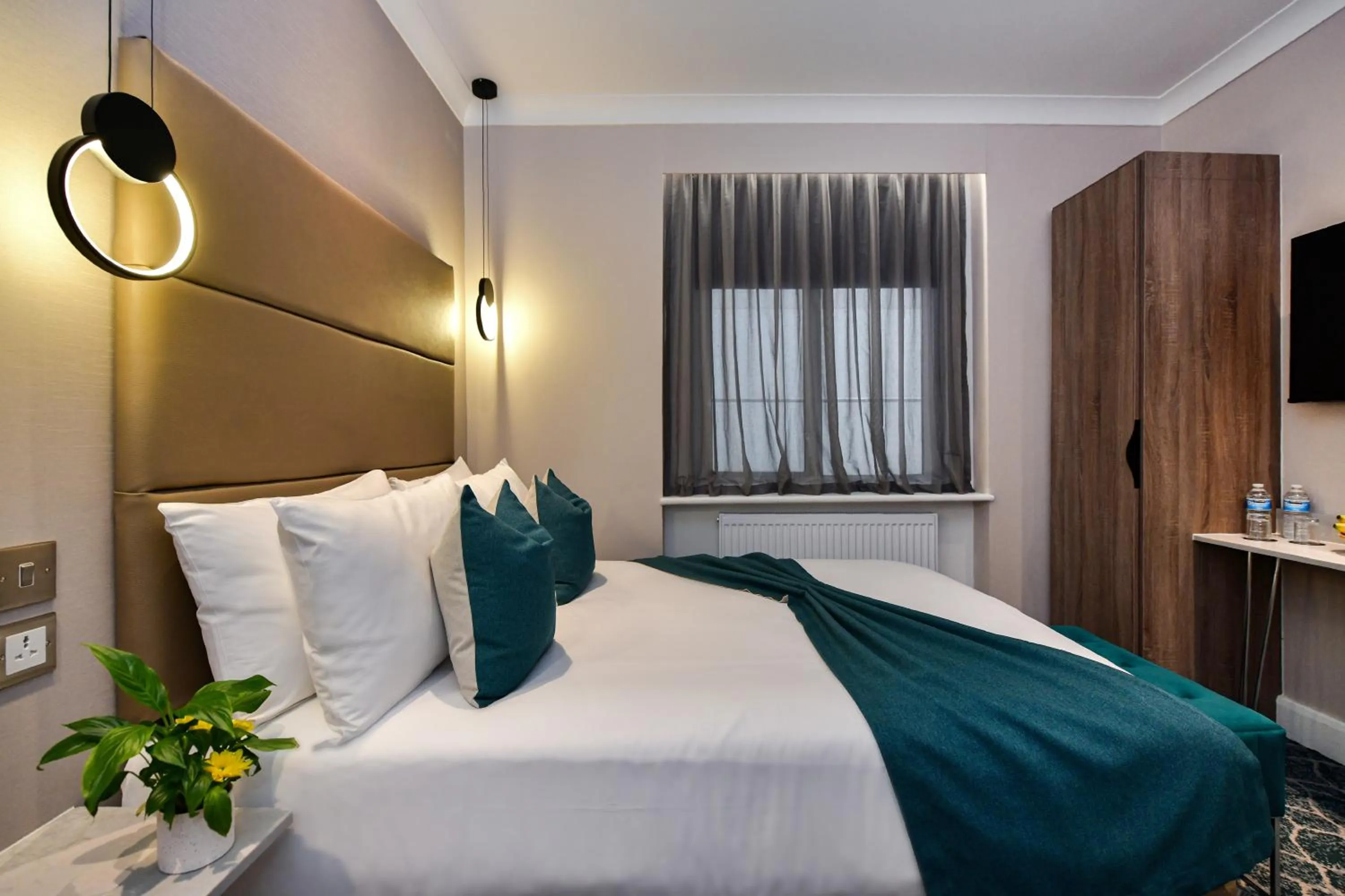 Bed in Queens Park Premier London Hyde Park