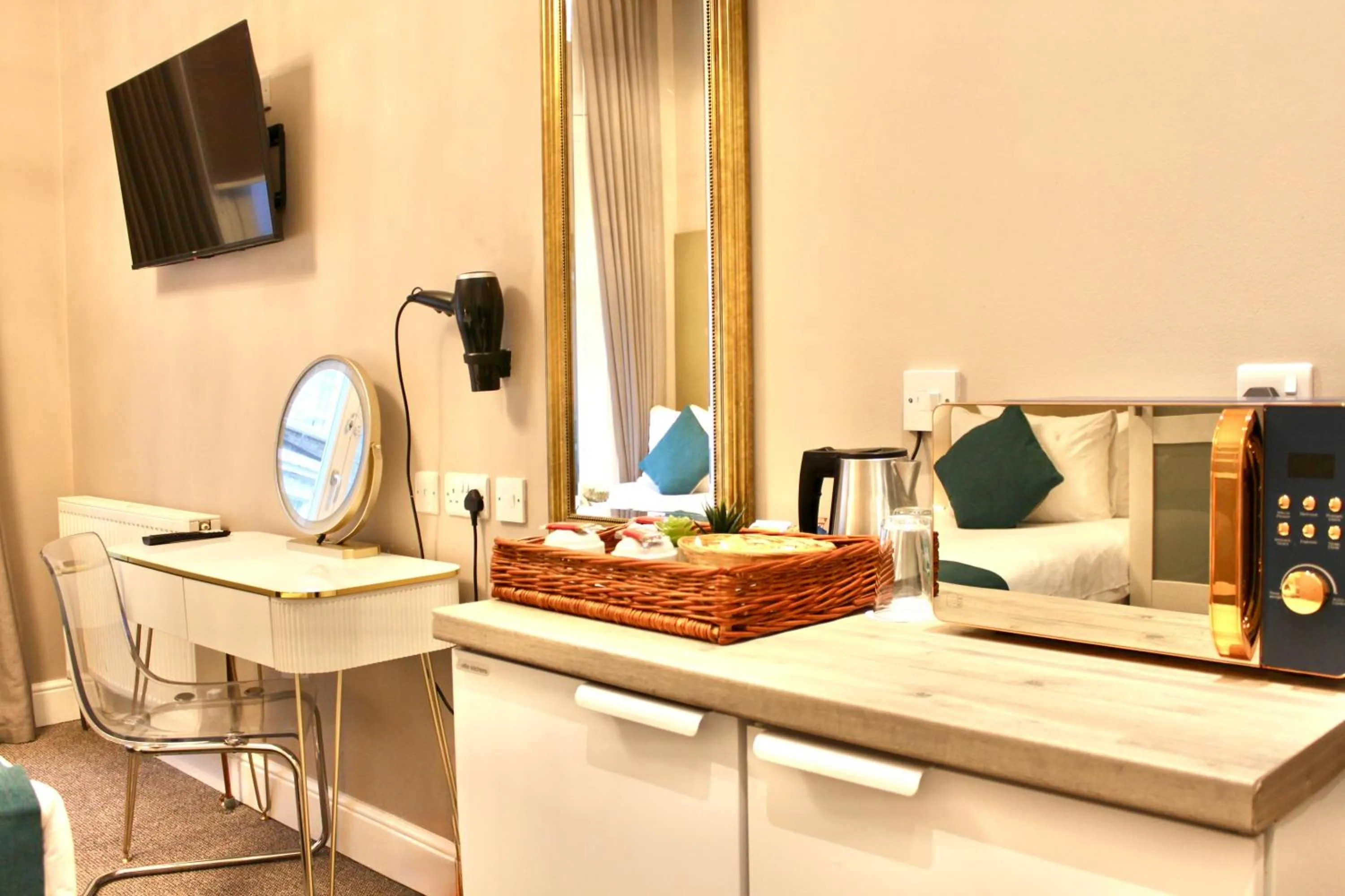 TV and multimedia in Queens Park Premier London Hyde Park