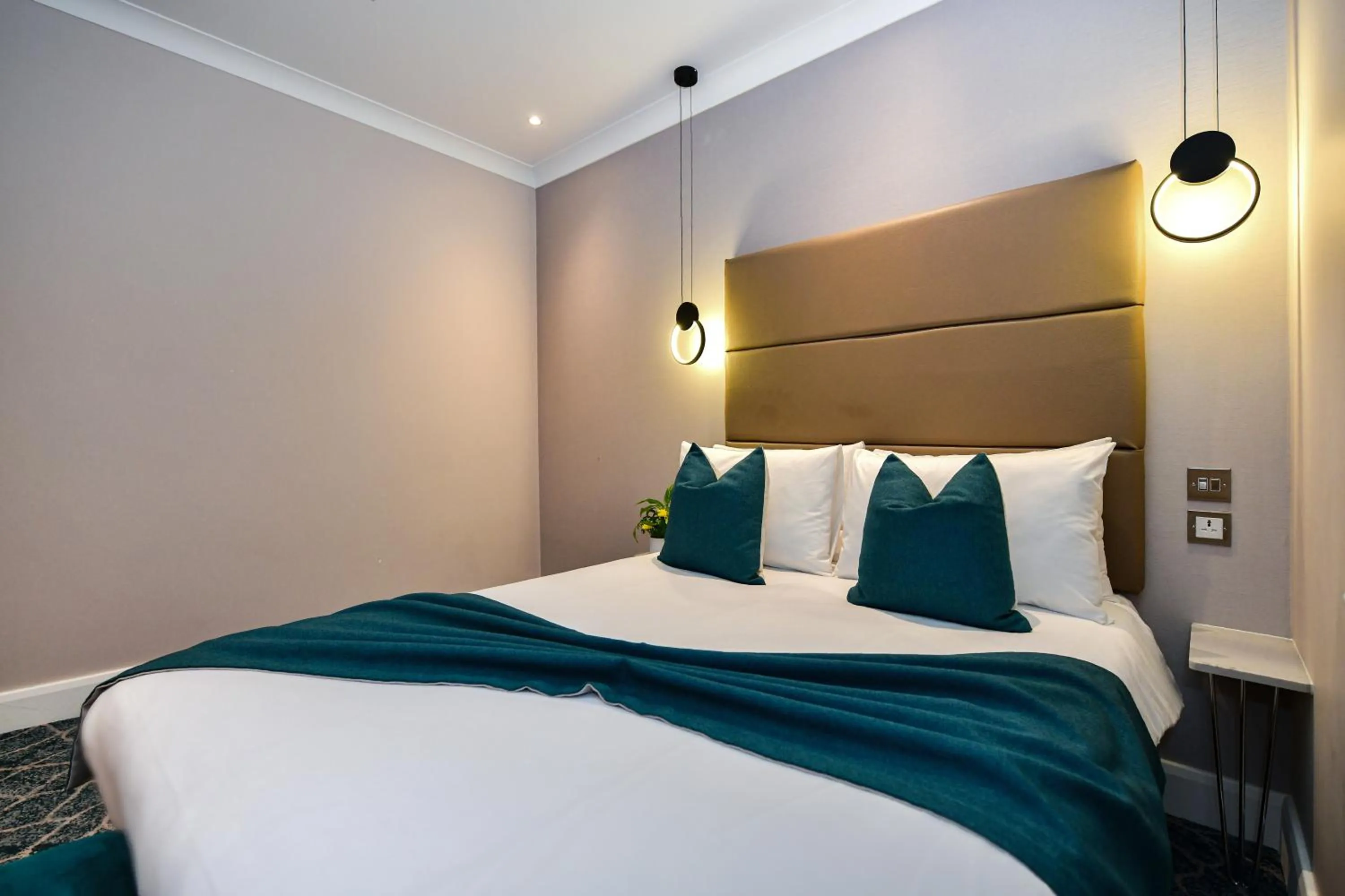 Bed in Queens Park Premier London Hyde Park