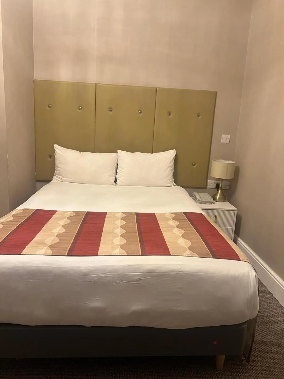 Bed in Queens Park Premier London Hyde Park