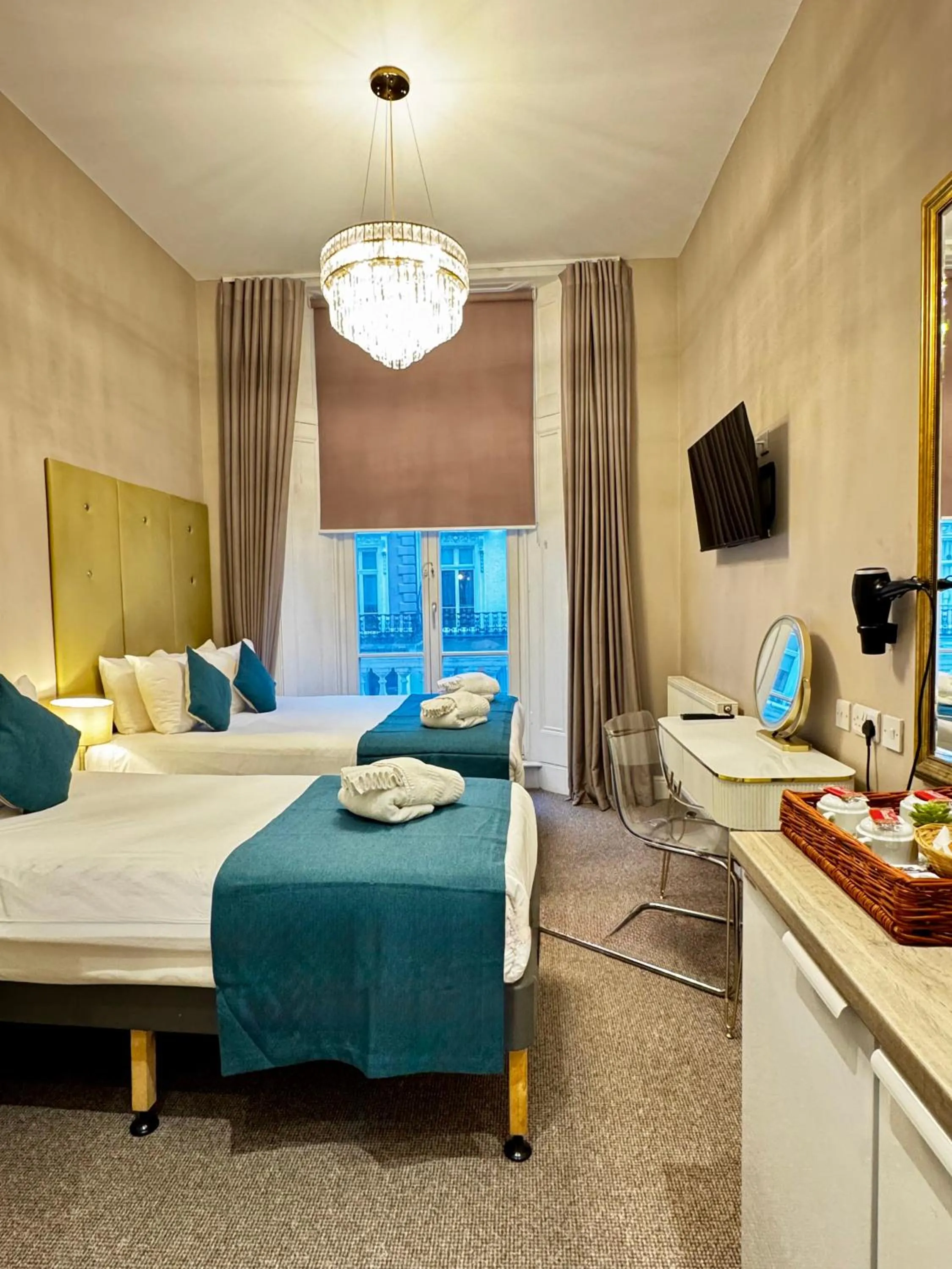 Bedroom, Bed in Queens Park Premier London Hyde Park