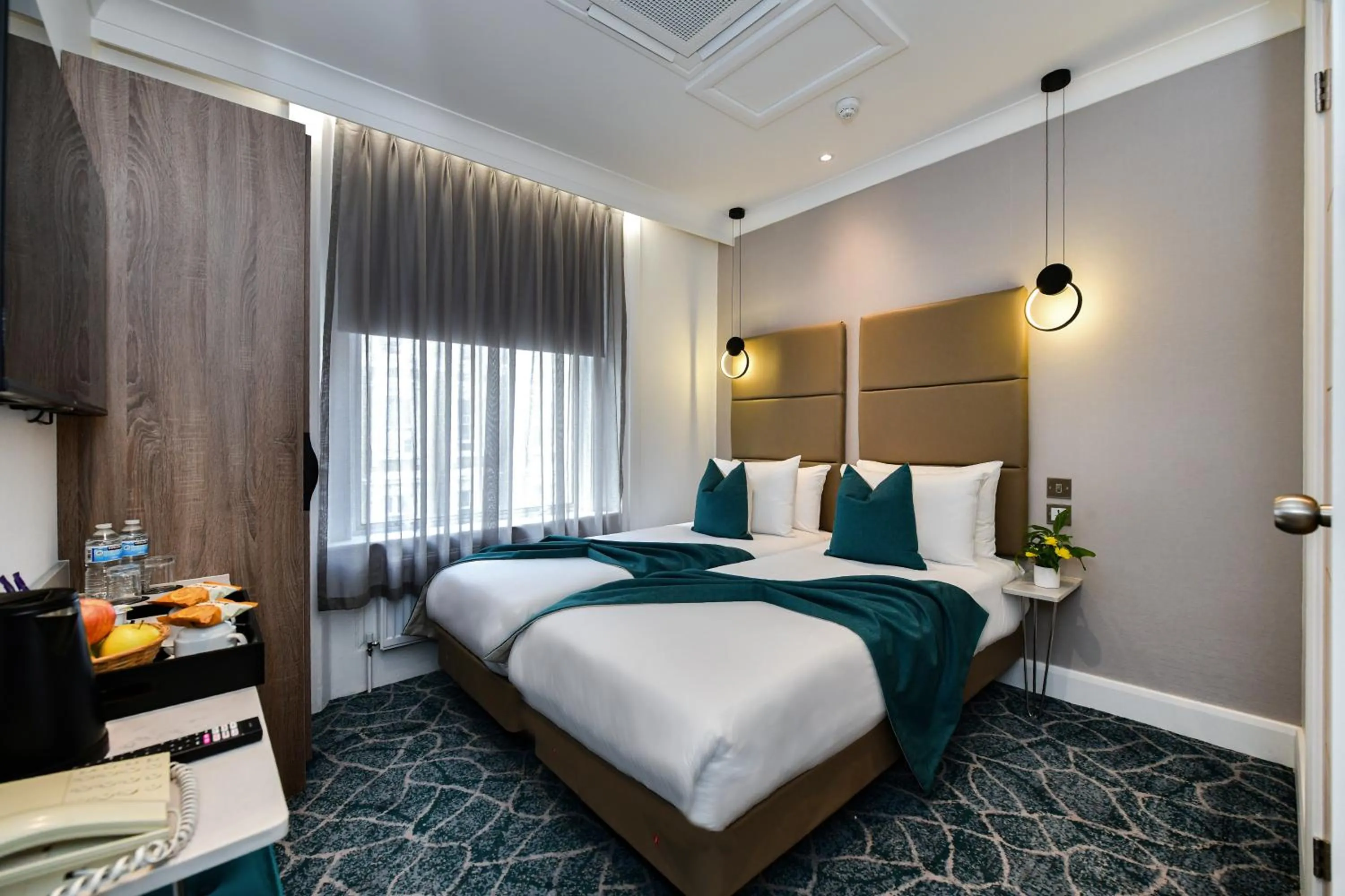 Bed in Queens Park Premier London Hyde Park