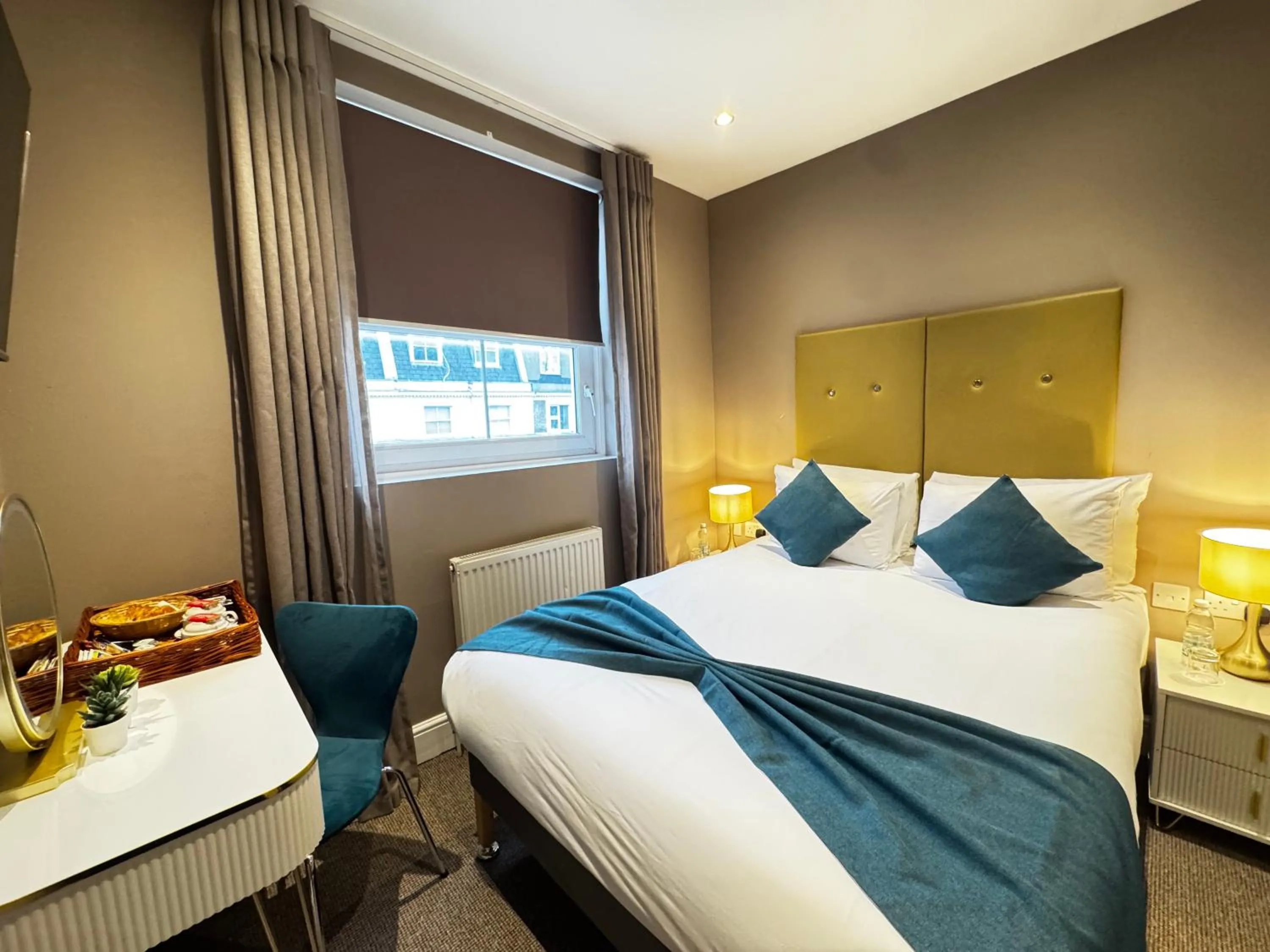 Bedroom, Bed in Queens Park Premier London Hyde Park