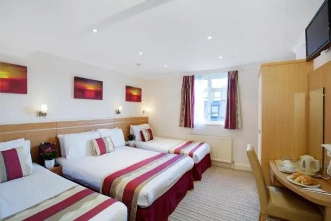 Bedroom, Bed in Queens Park Premier London Hyde Park