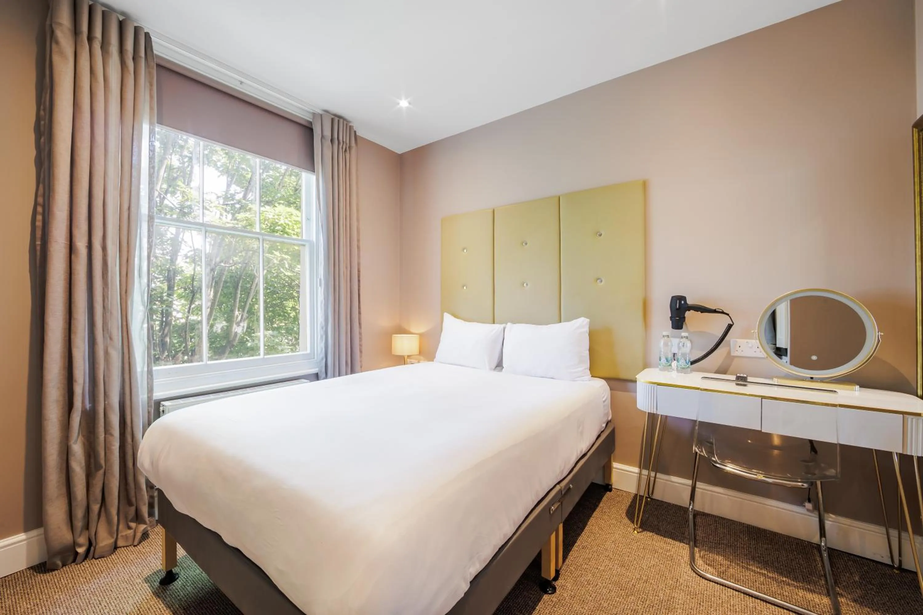 Bed in Queens Park Premier London Hyde Park