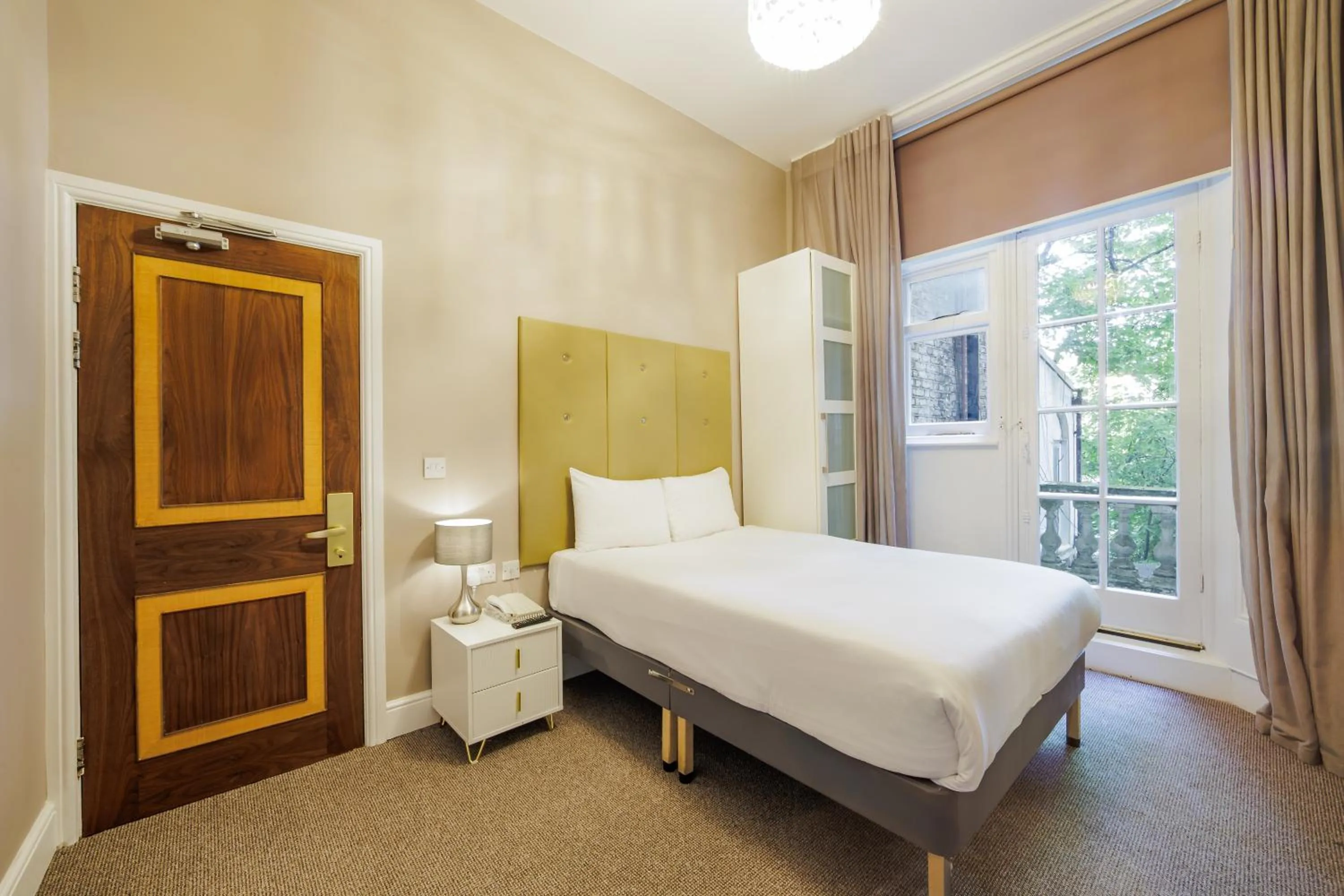 Bed in Queens Park Premier London Hyde Park