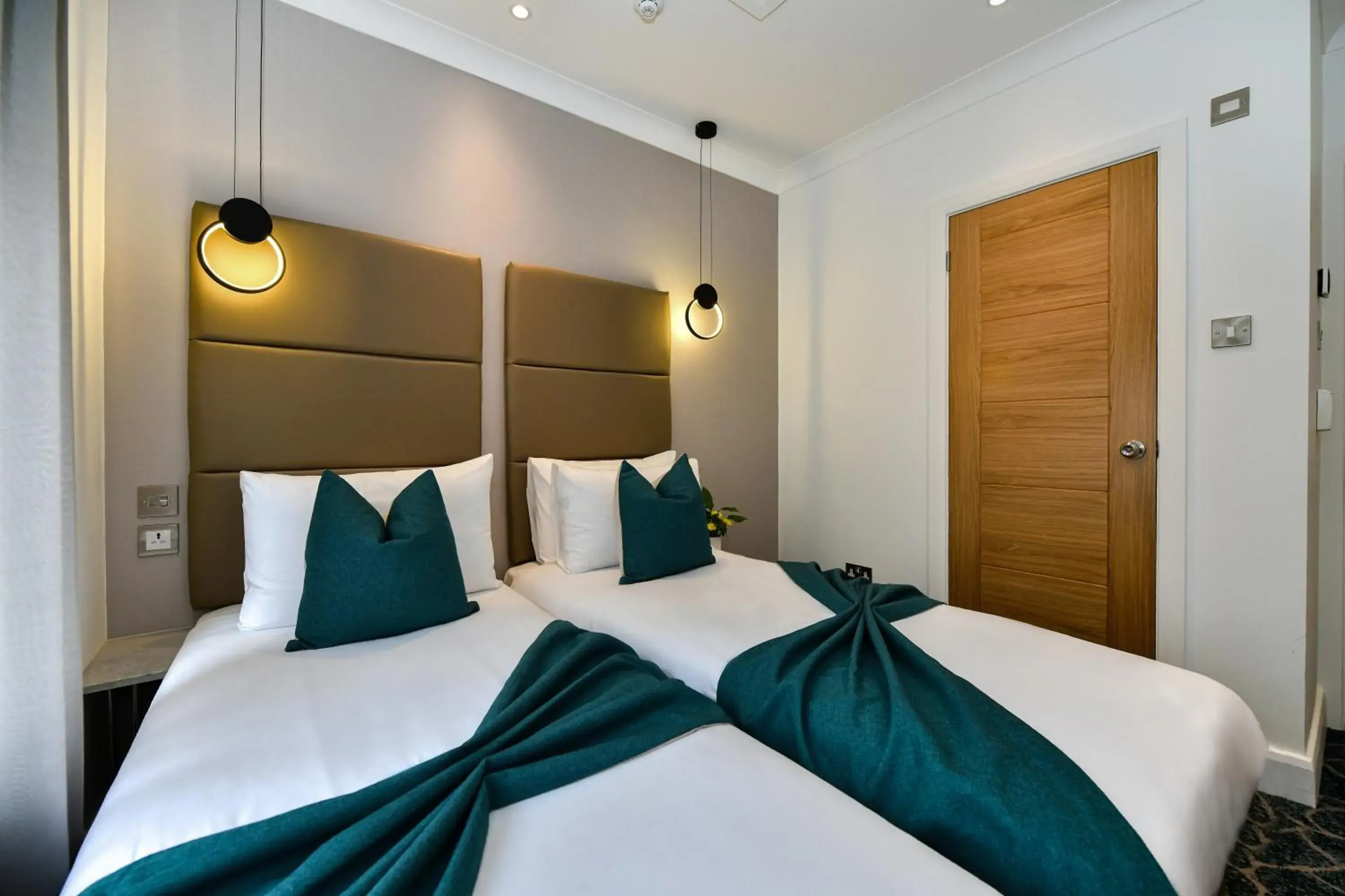 Deluxe Twin Room in Queens Park Premier London Hyde Park Deluxe Twin Room in Queens Park Premier London Hyde Park