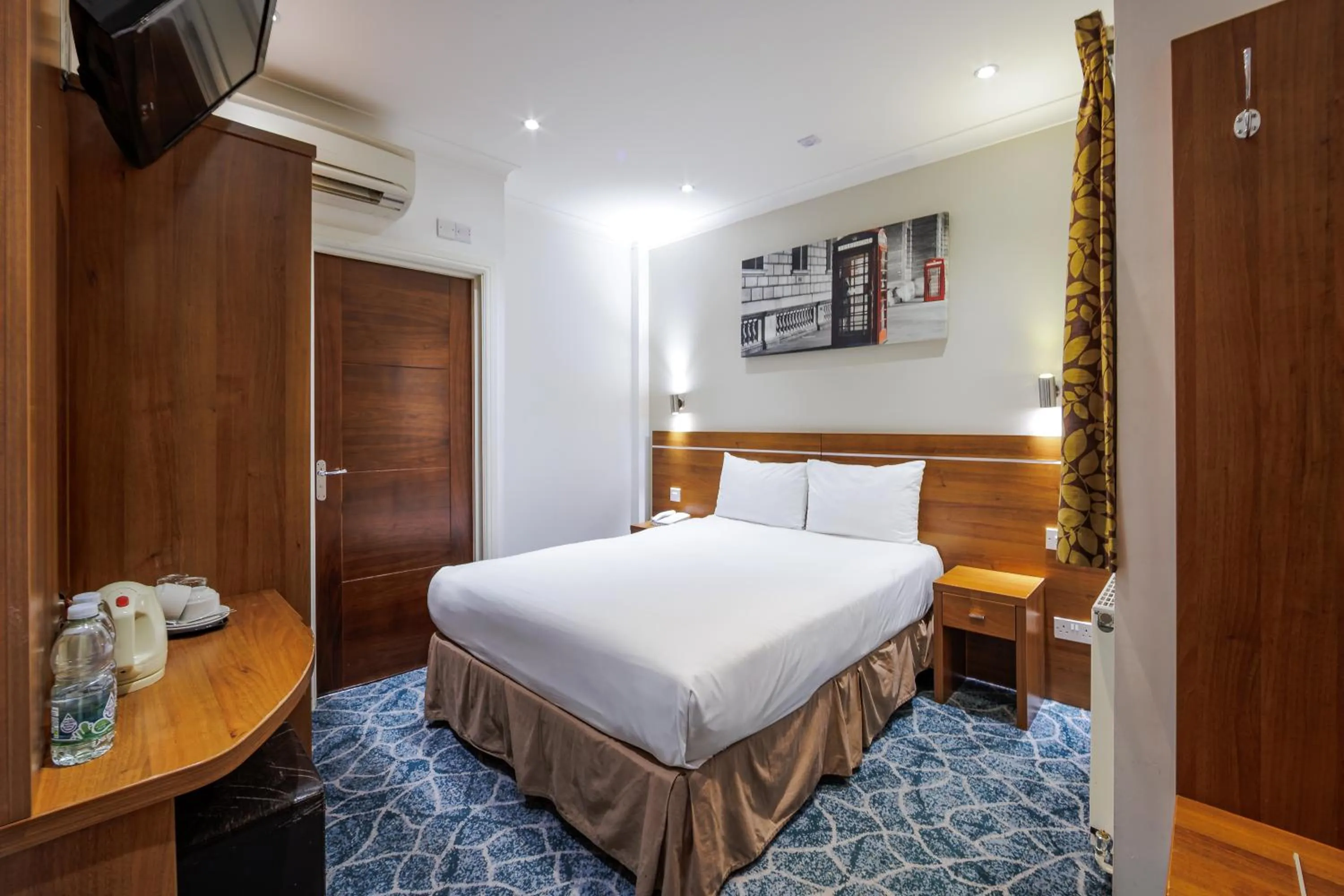 Bed in Queens Park Premier London Hyde Park