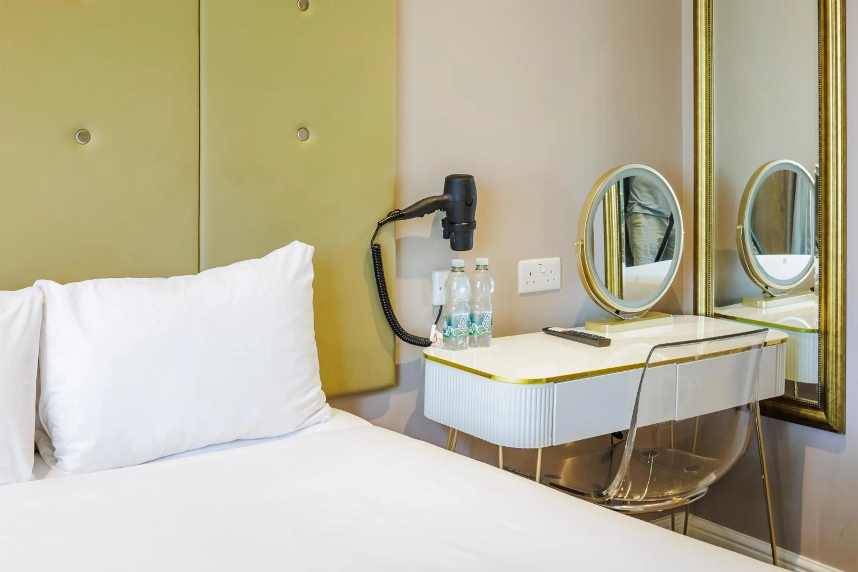 Bed in Queens Park Premier London Hyde Park