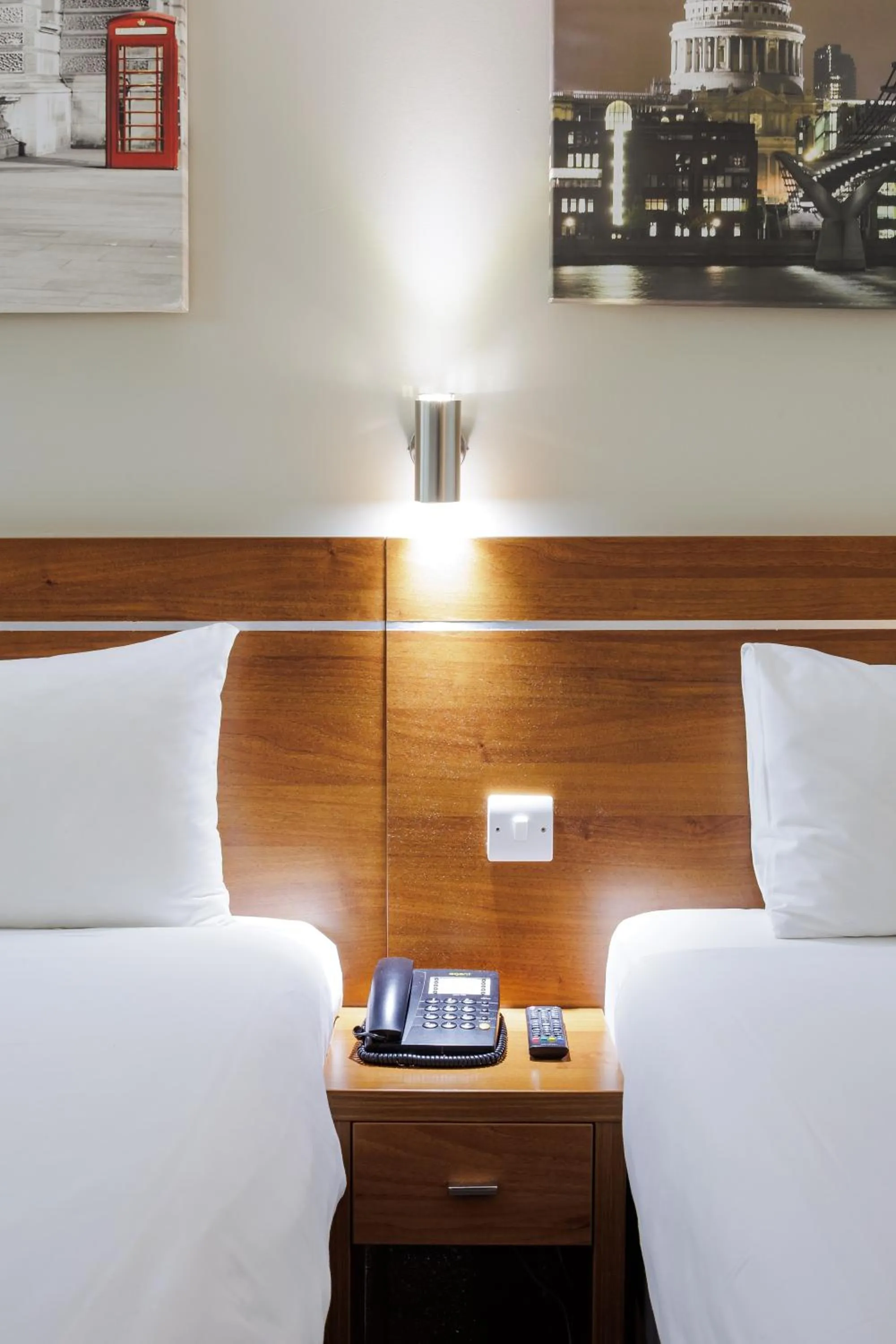 Bed in Queens Park Premier London Hyde Park