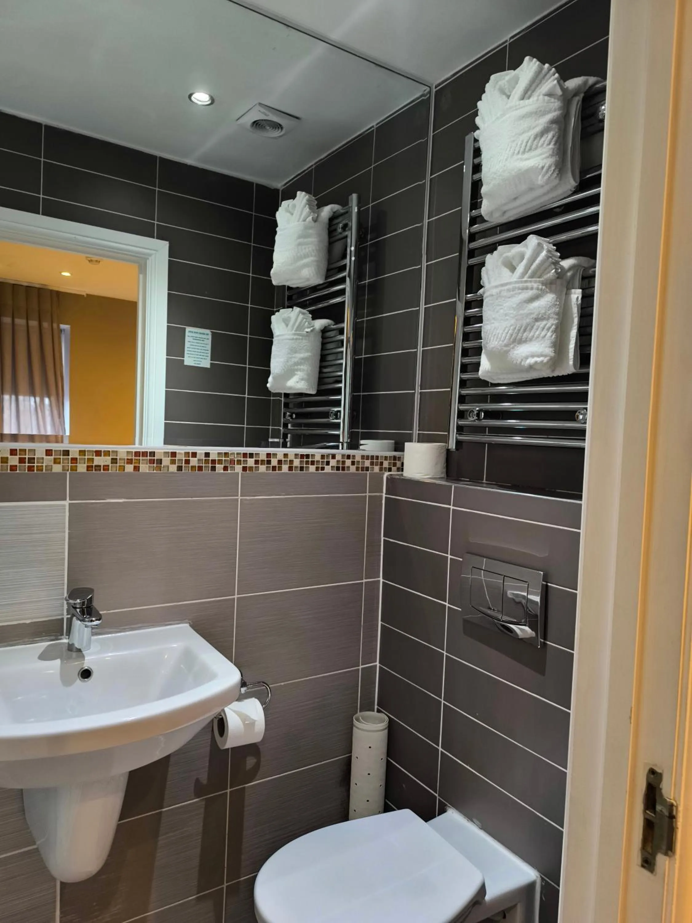 Toilet in Queens Park Premier London Hyde Park