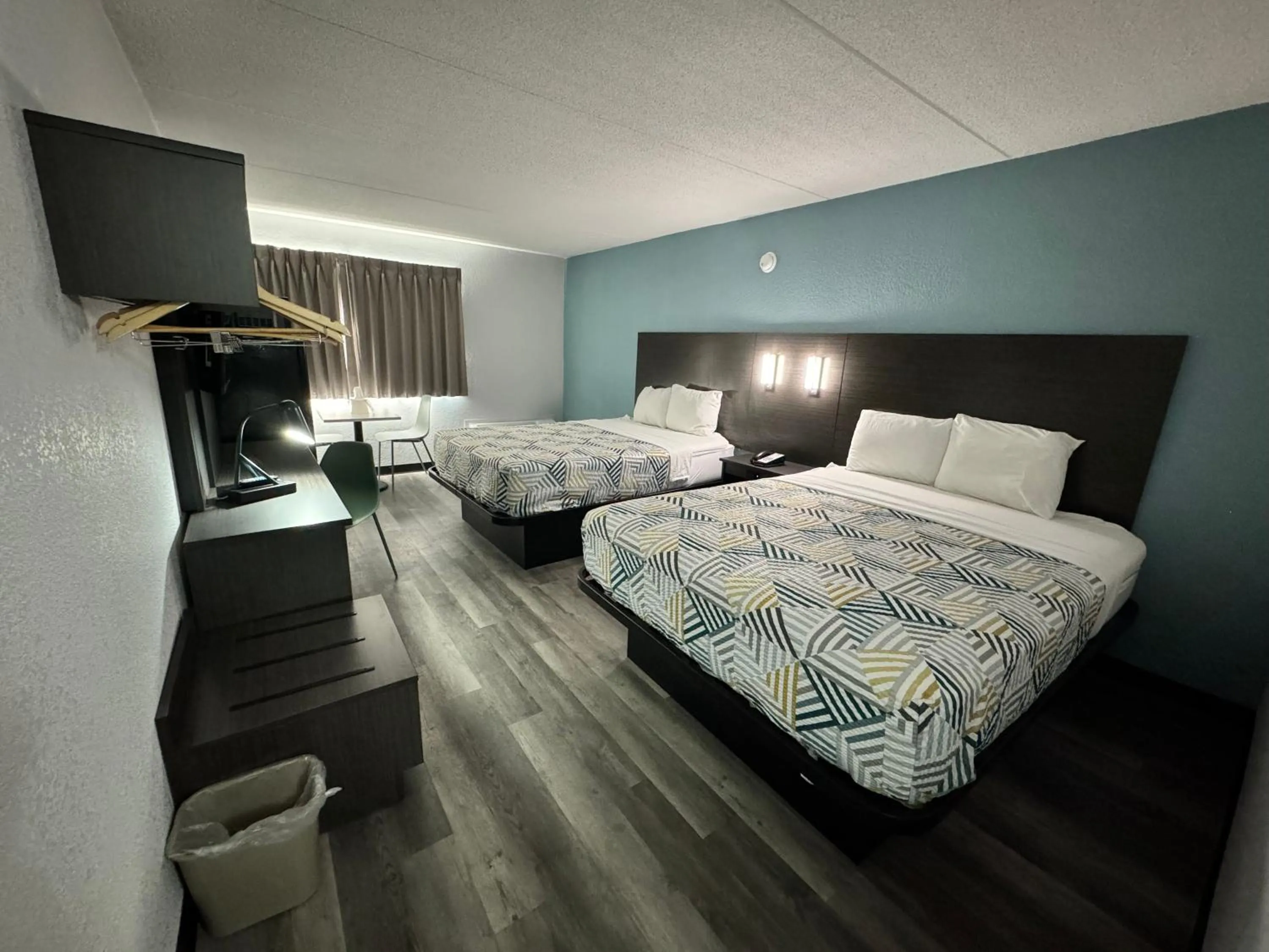 Bedroom, Bed in Studio 6 Suites East Syracuse Airport