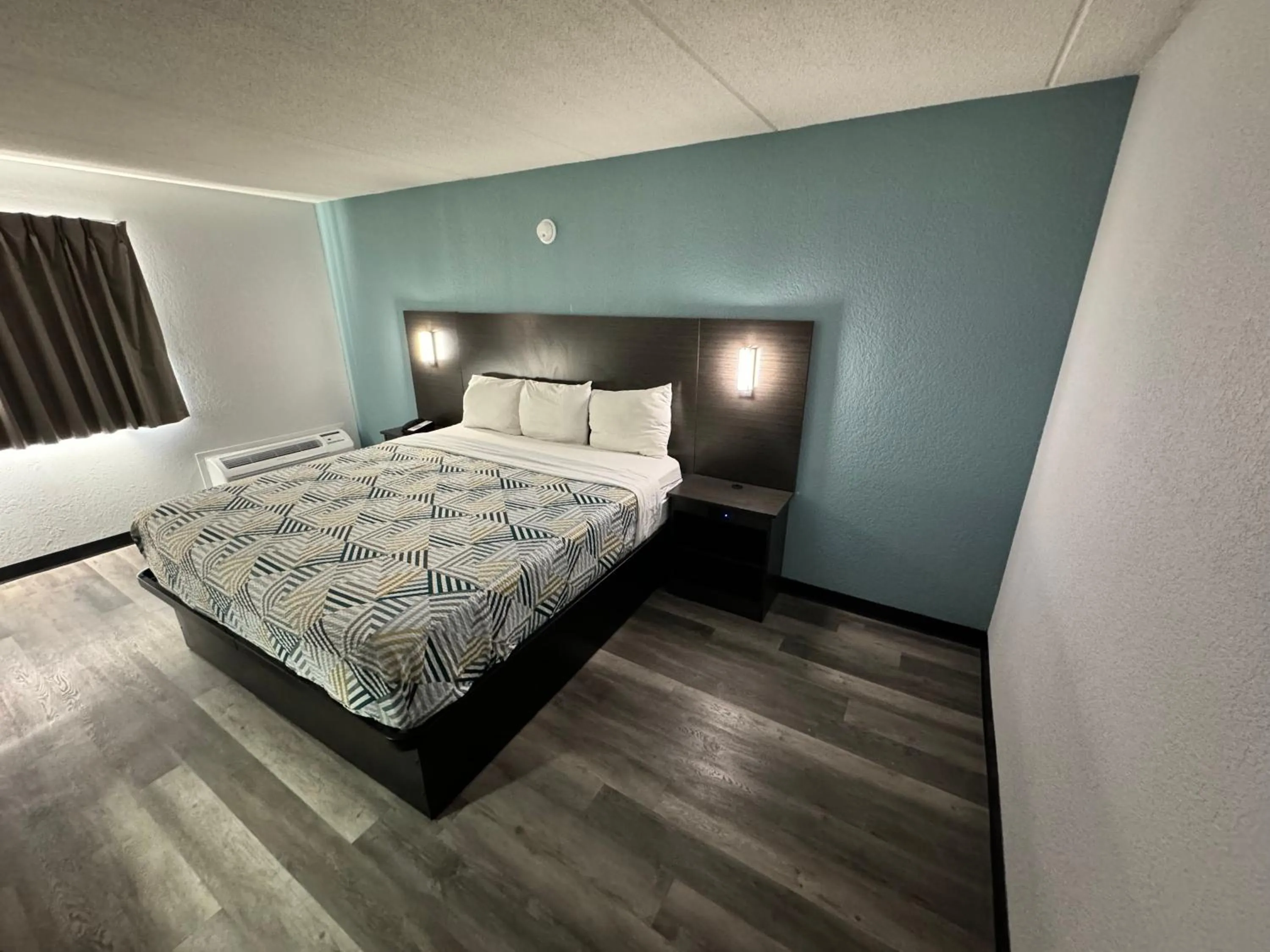 Bedroom, Bed in Studio 6 Suites East Syracuse Airport