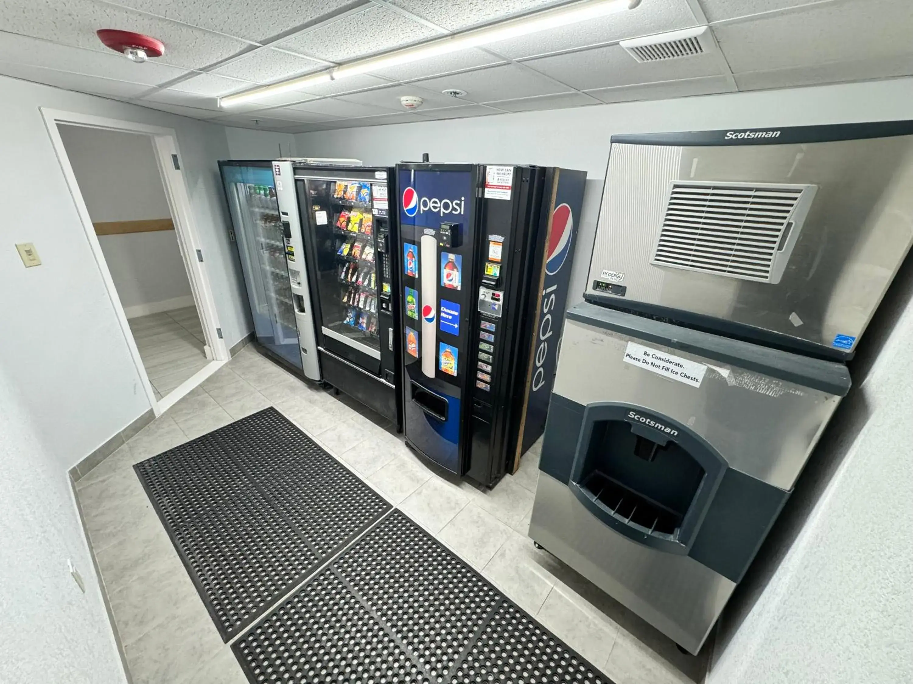 vending machine in Studio 6 Suites East Syracuse NY Airport