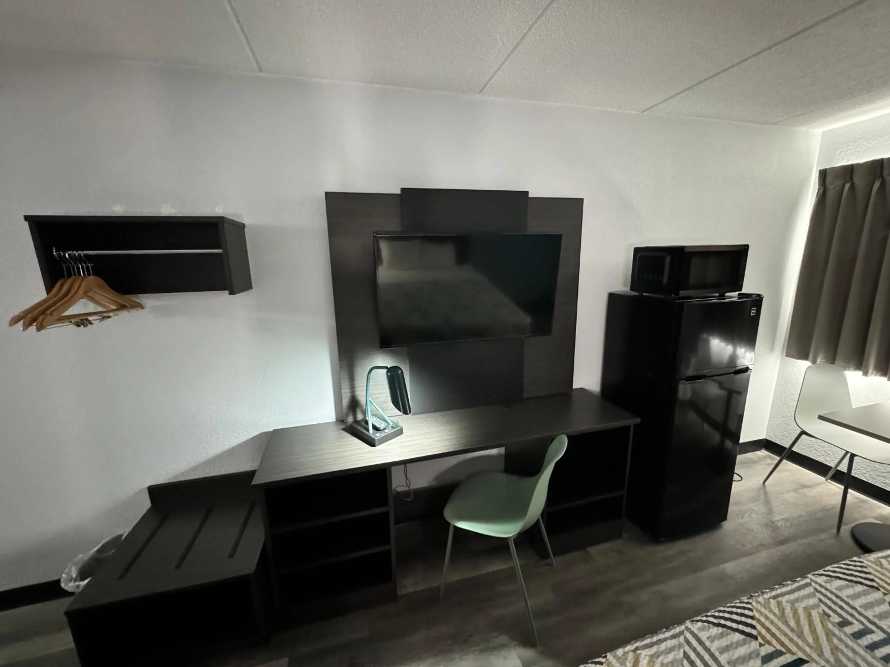 TV and multimedia in Studio 6 Suites East Syracuse Airport