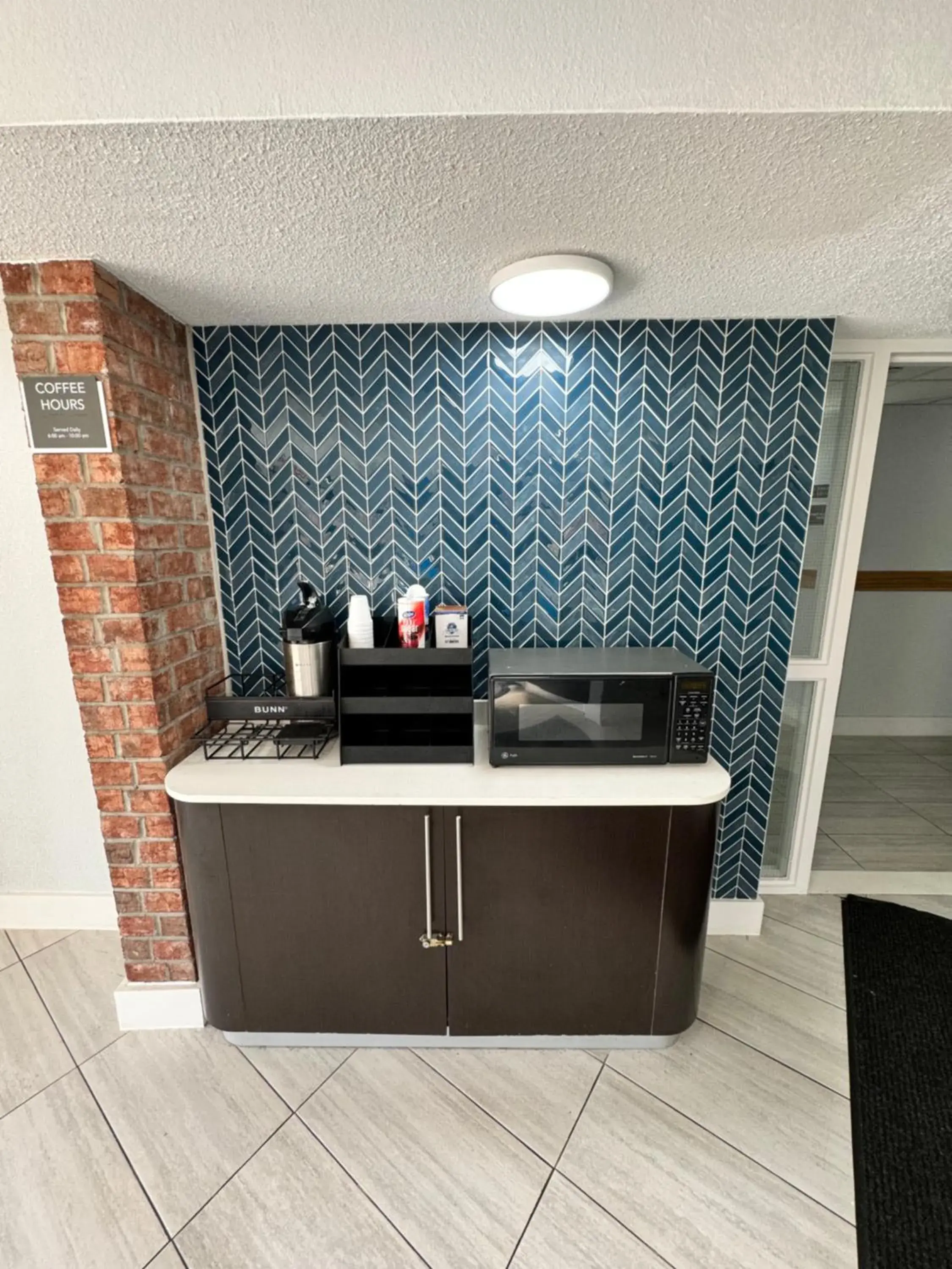 Coffee/tea facilities, Kitchen/Kitchenette in Studio 6 Suites East Syracuse NY Airport
