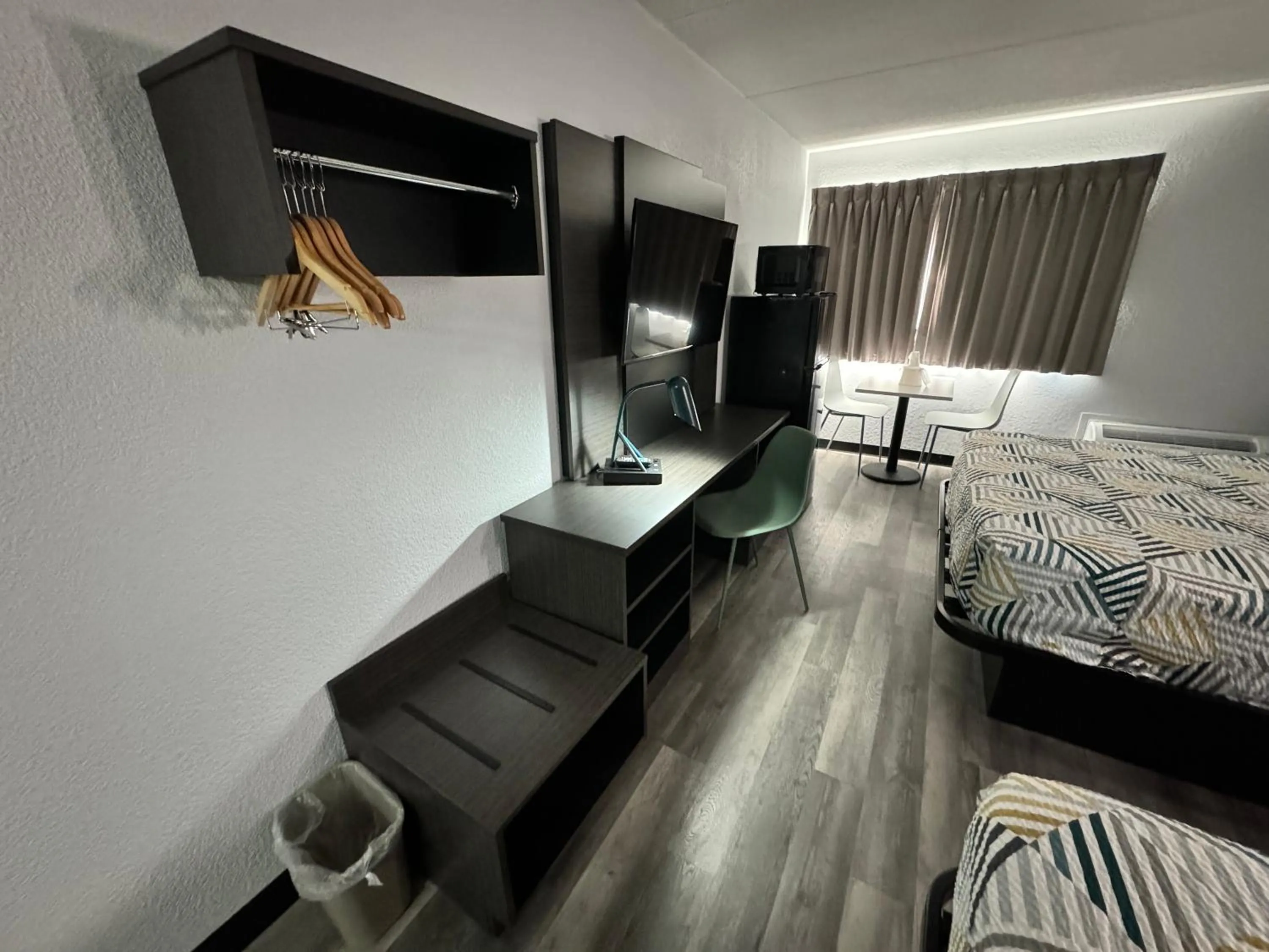 Bedroom, Bed in Studio 6 Suites East Syracuse Airport