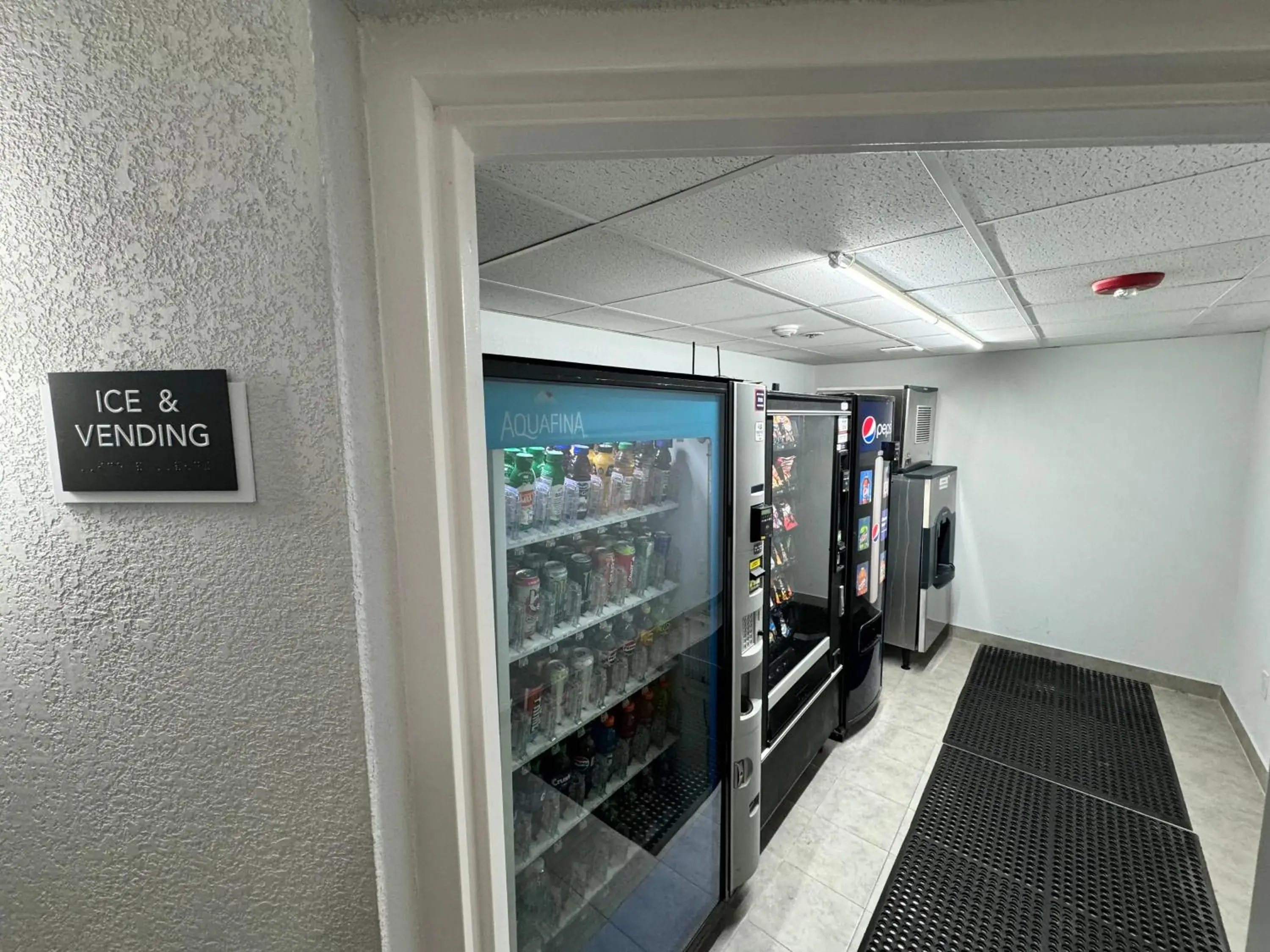 vending machine in Studio 6 Suites East Syracuse NY Airport