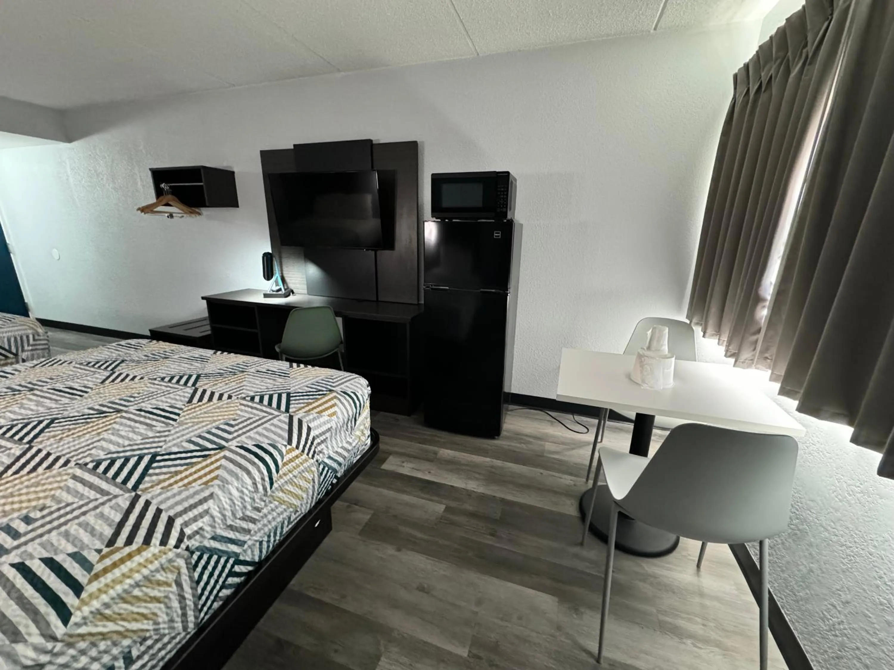 Bedroom, Bed in Studio 6 Suites East Syracuse Airport