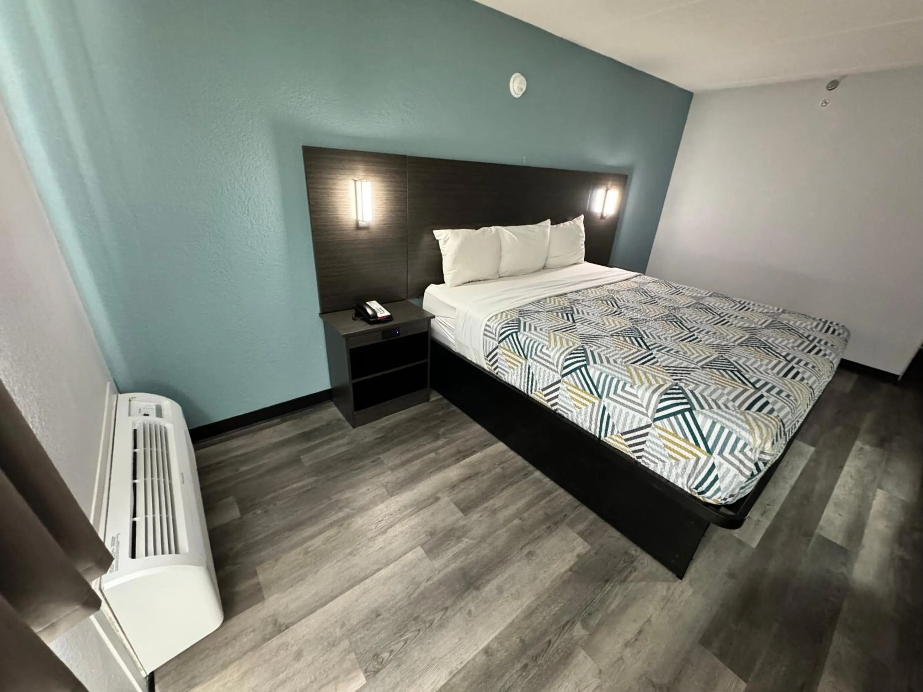 Bedroom, Bed in Studio 6 Suites East Syracuse Airport