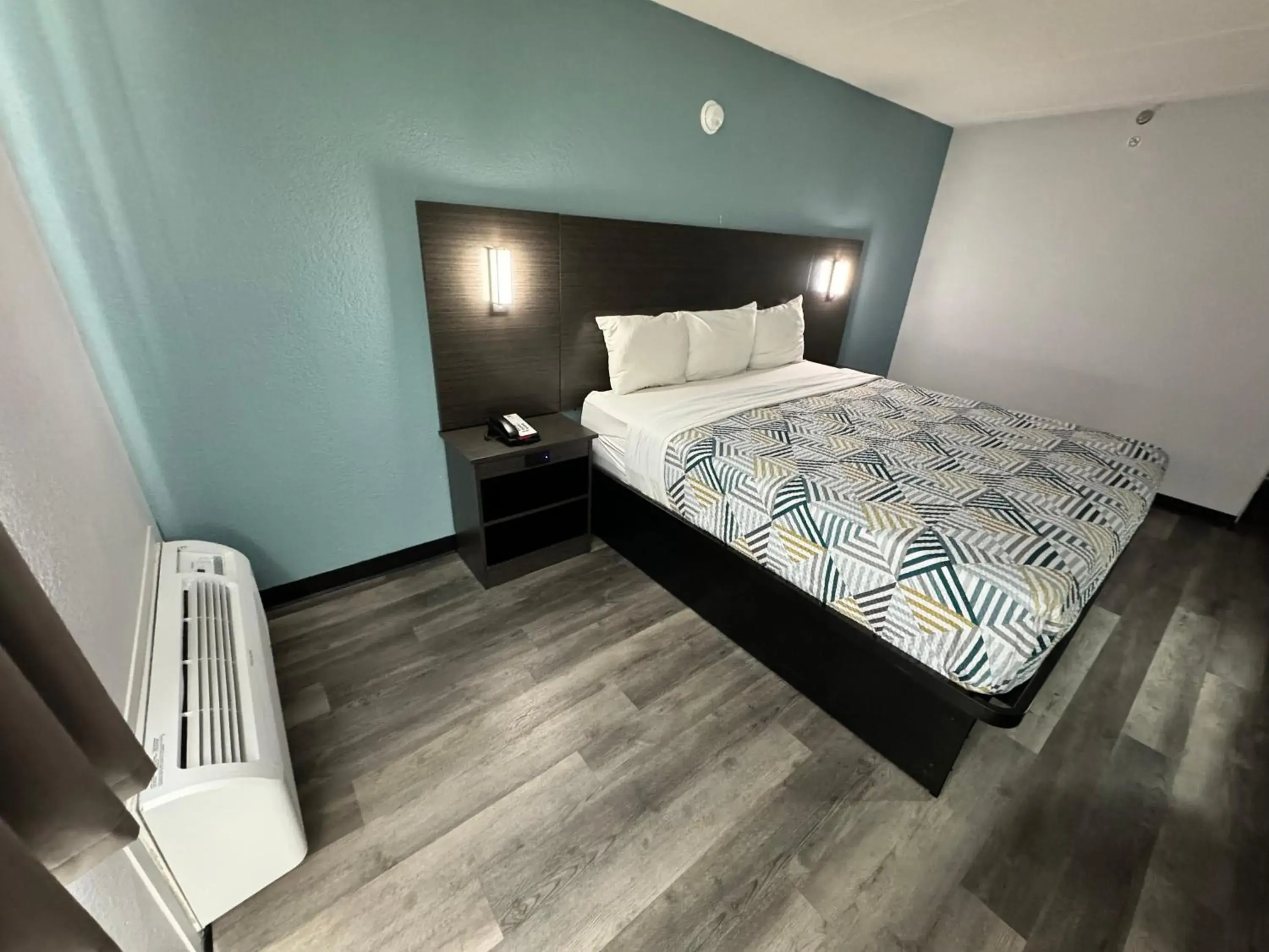 Bedroom, Bed in Studio 6 Suites East Syracuse NY Airport