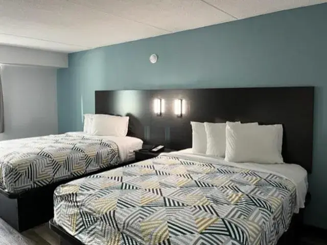 Bedroom, Bed in Studio 6 Suites East Syracuse NY Airport