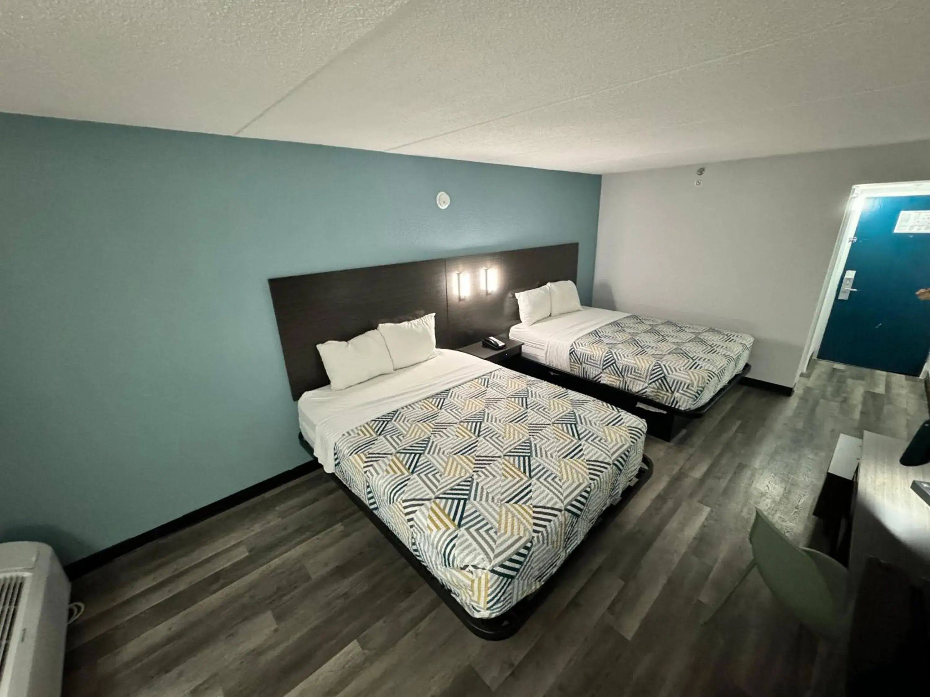 Bedroom, Bed in Studio 6 Suites East Syracuse NY Airport