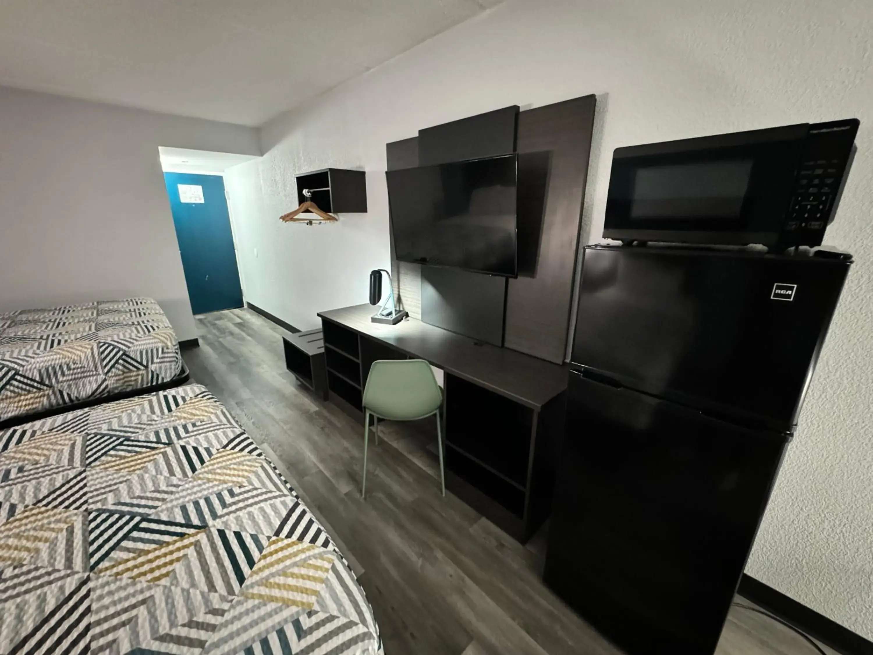 TV and multimedia, Bed in Studio 6 Suites East Syracuse NY Airport