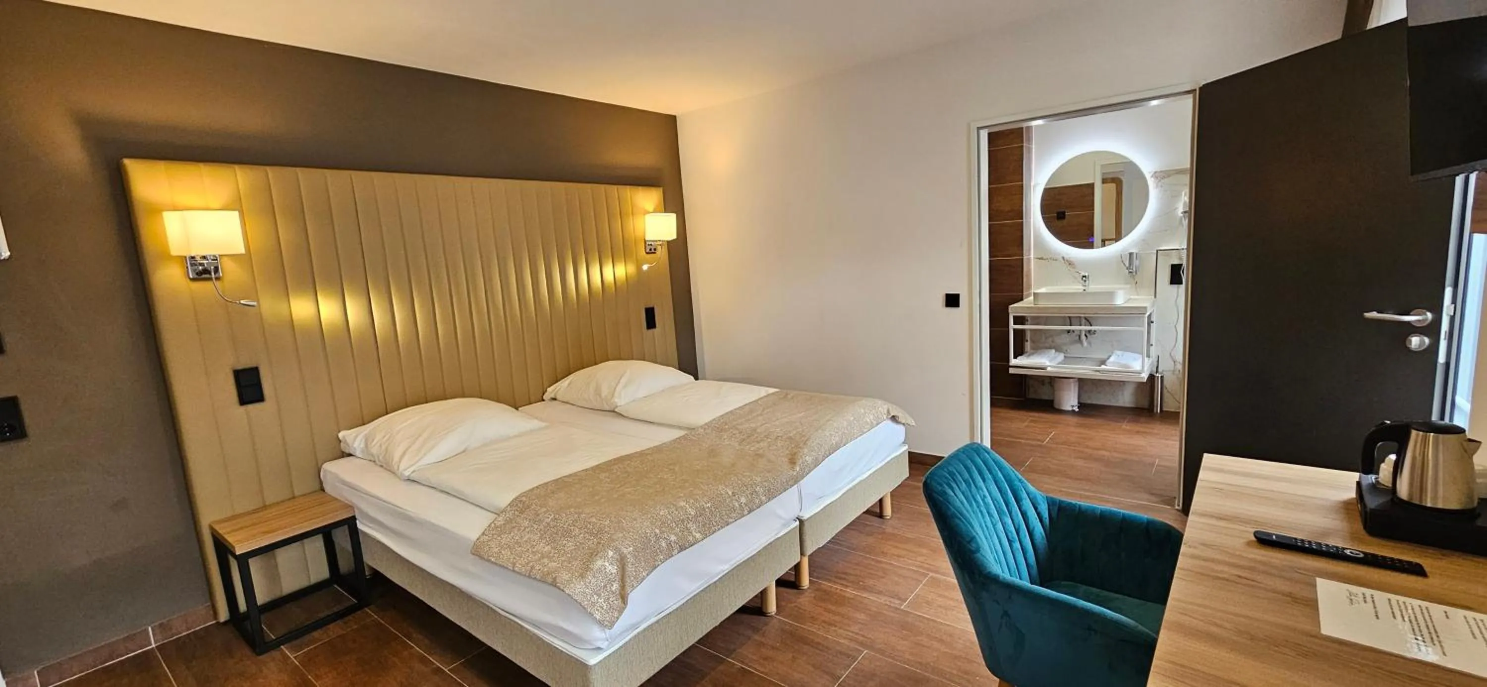 Bathroom, Bed in Hotel Villa Sophia